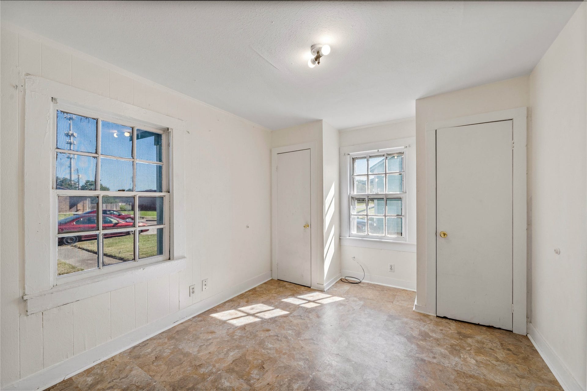 925 4th Avenue N, Texas City, TX 77590 Large bedroom with an area for a bench or desk.
