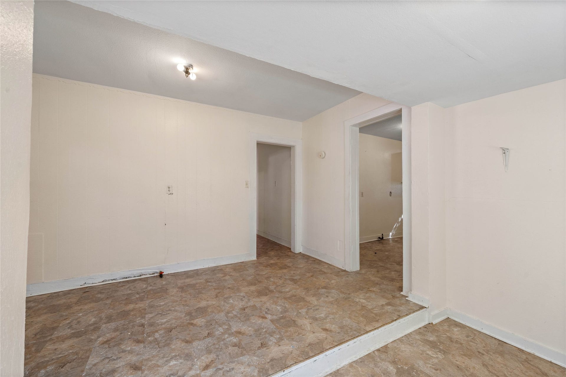 925 4th Avenue N, Texas City, TX 77590 Large dining area with room for entertaining.