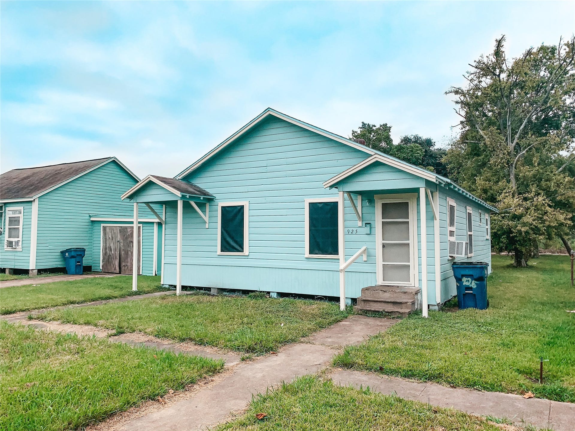 925 4th Avenue N, Texas City, TX 77590 Darling one story three bedroom two bath.