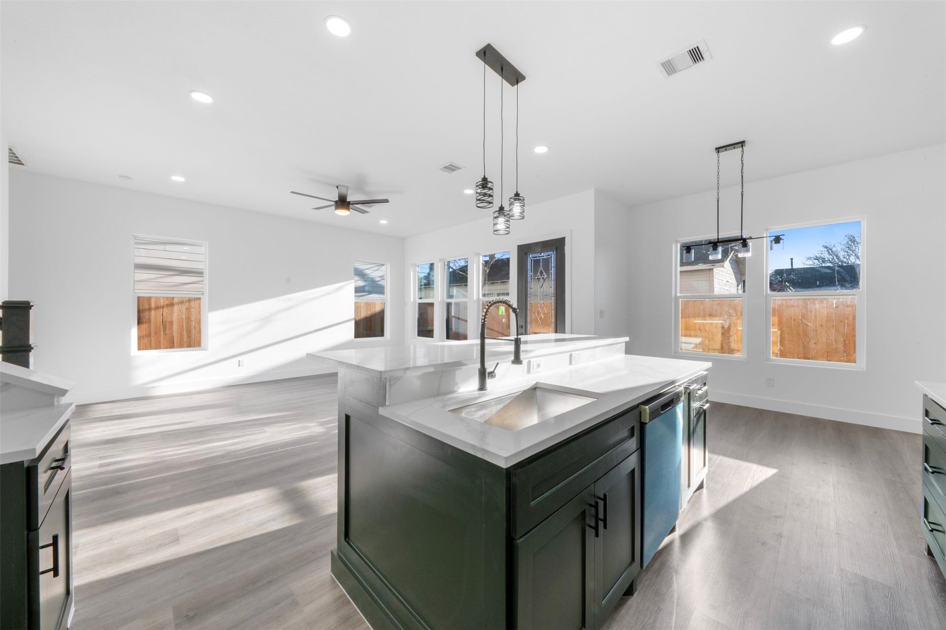 1306 Duff Lane, Houston, TX 77022 1306 Duff Lane, Houston, TX 77022