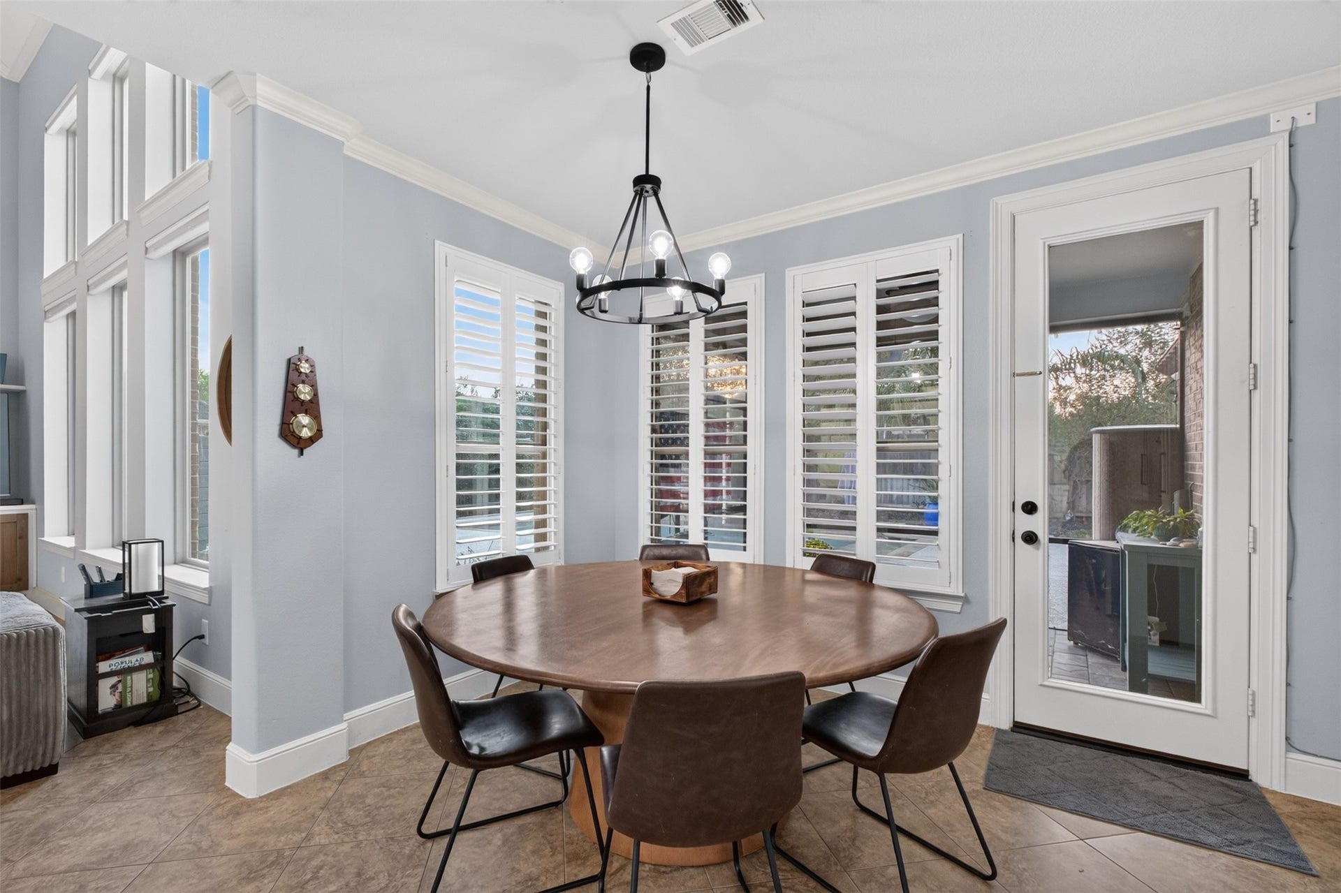 2806 Texas Laurel Drive, Katy, TX 77494 Super breakfast nook with space for large family gatherings
