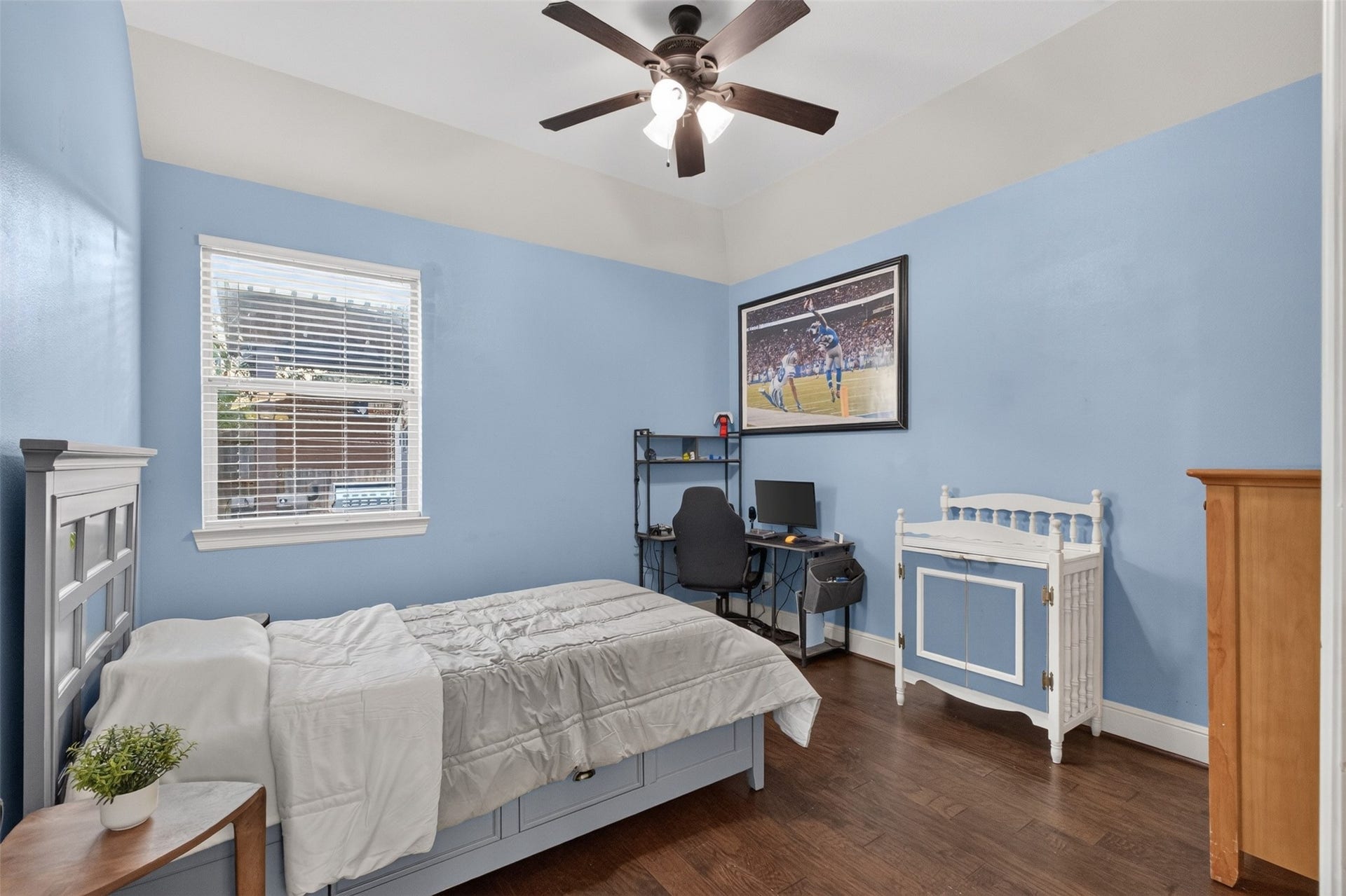 2806 Texas Laurel Drive, Katy, TX 77494 Guest bedroom on the first floor with hardwood floors and walk in closet