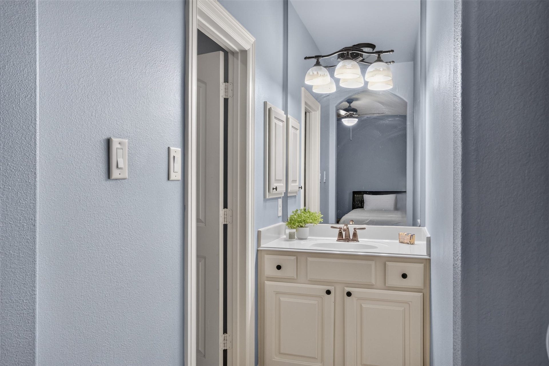 2806 Texas Laurel Drive, Katy, TX 77494 Each bedroom has its own vanity area