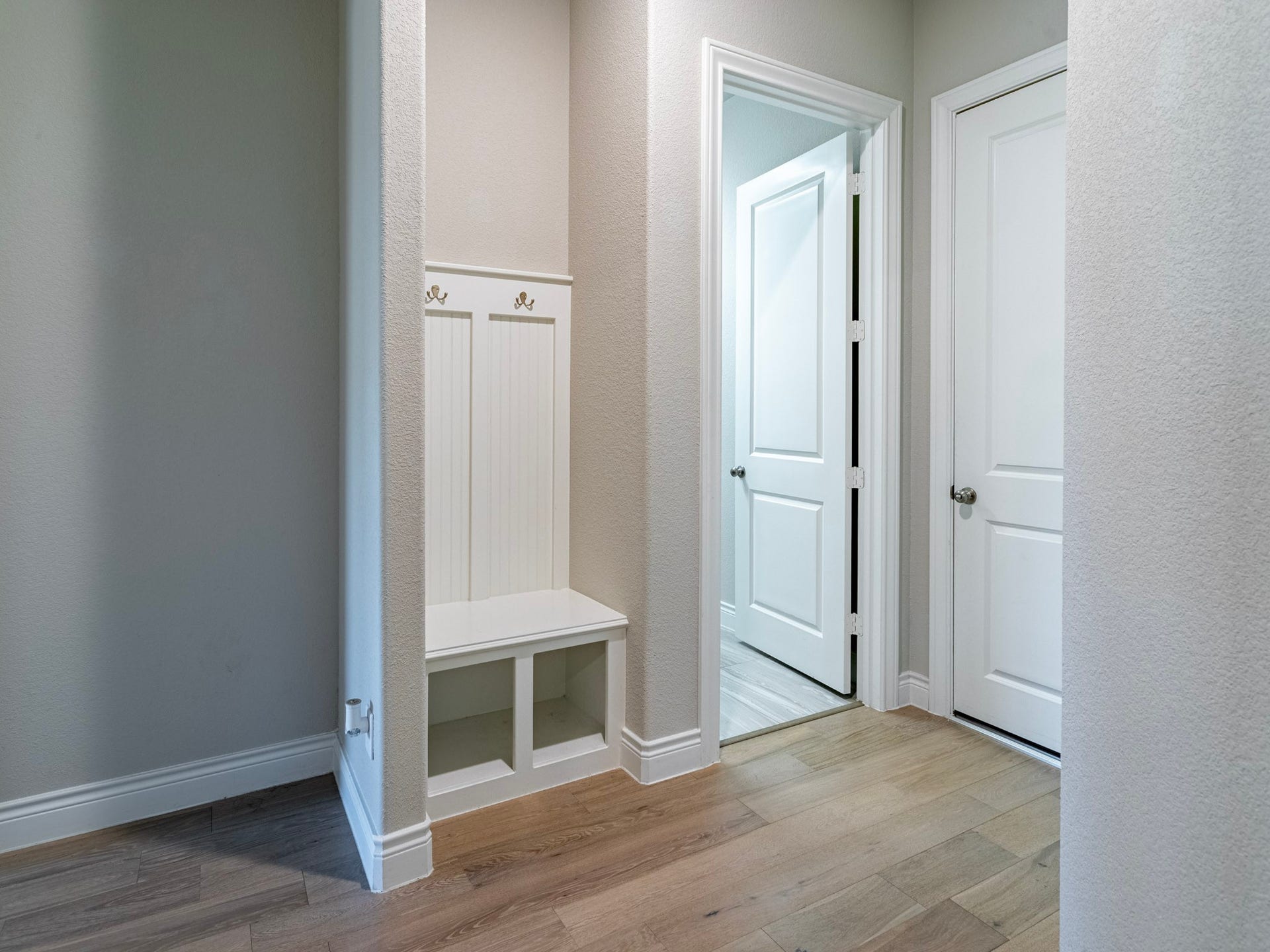 17429 Orchid Falls Lane, Conroe, TX 77302 Mud room at entry from two car garage.