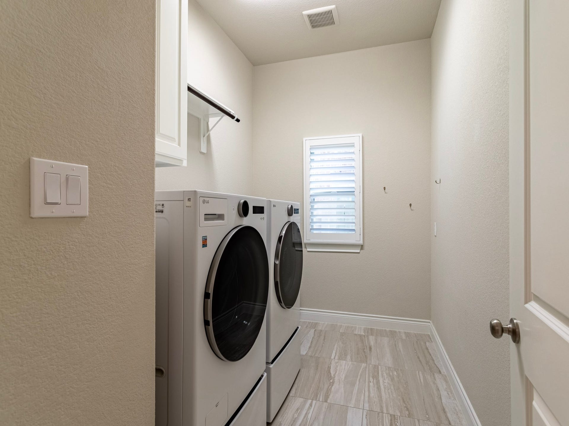 17429 Orchid Falls Lane, Conroe, TX 77302 Spacious laundry room down