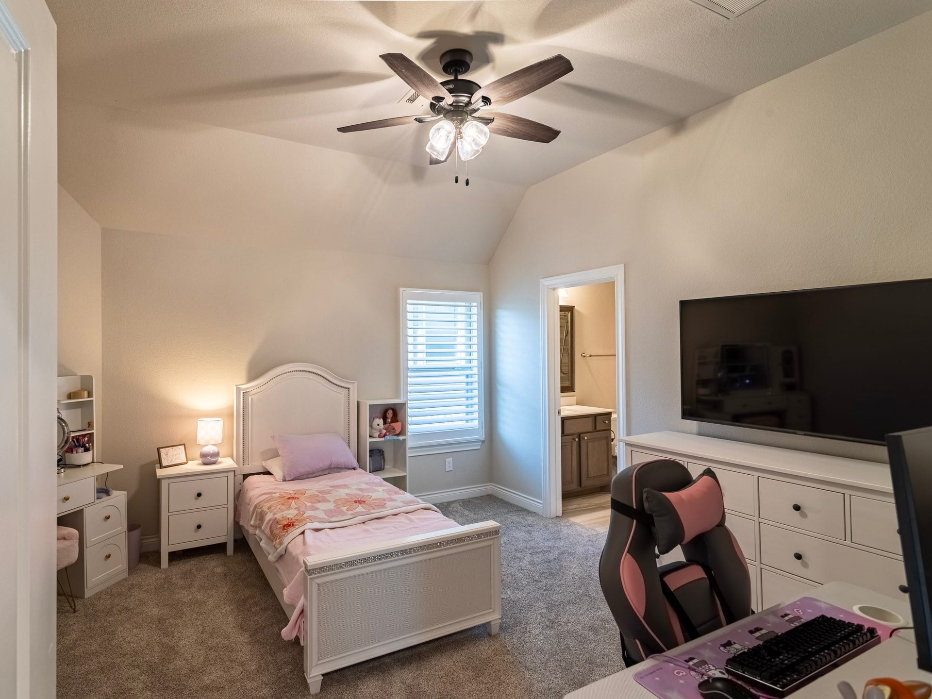 17429 Orchid Falls Lane, Conroe, TX 77302 Secondary Suite upstairs