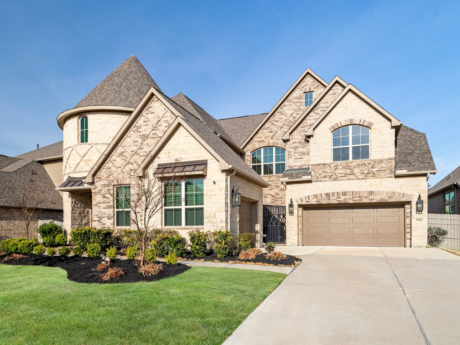 17429 Orchid Falls Lane, Conroe, TX 77302 Welcome to 17429 Orchid Falls- 5 bed, 4.5 bath and 3 car garage