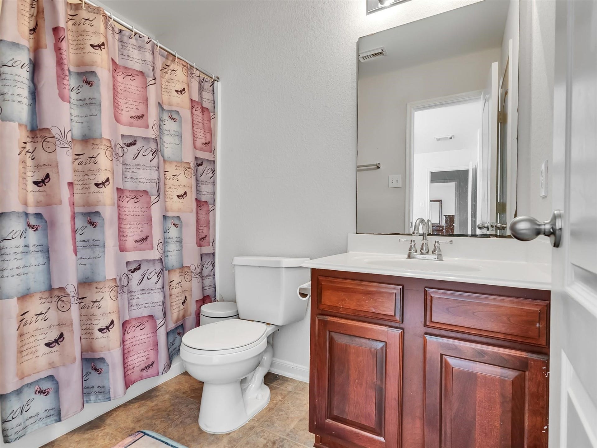 6902 Oleander Grove Way, Houston, TX 77049 2nd FLOOR PRIMARY FULL BATH