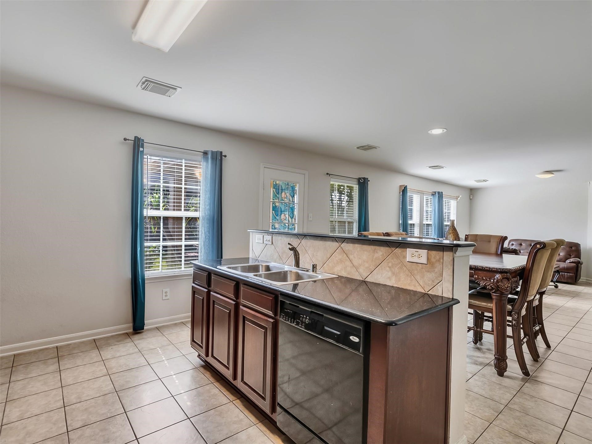 6902 Oleander Grove Way, Houston, TX 77049 6902 Oleander Grove Way, Houston, TX 77049