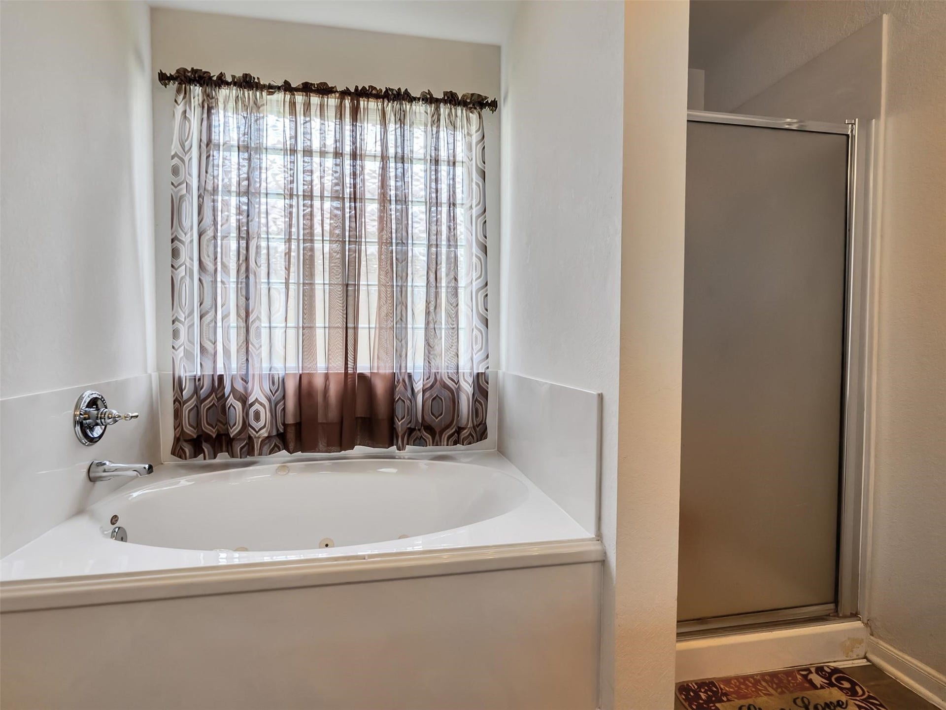 6902 Oleander Grove Way, Houston, TX 77049 1st FLOOR PRIMARY FULL BATH