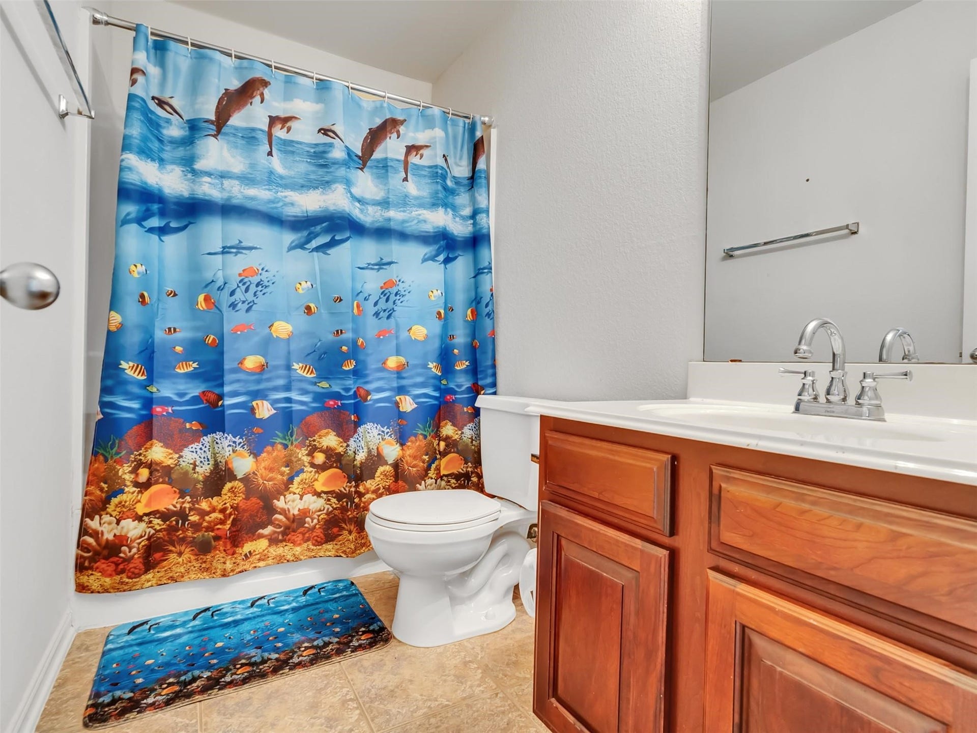 6902 Oleander Grove Way, Houston, TX 77049 UPSTAIRS HALL WAY FULL BATH