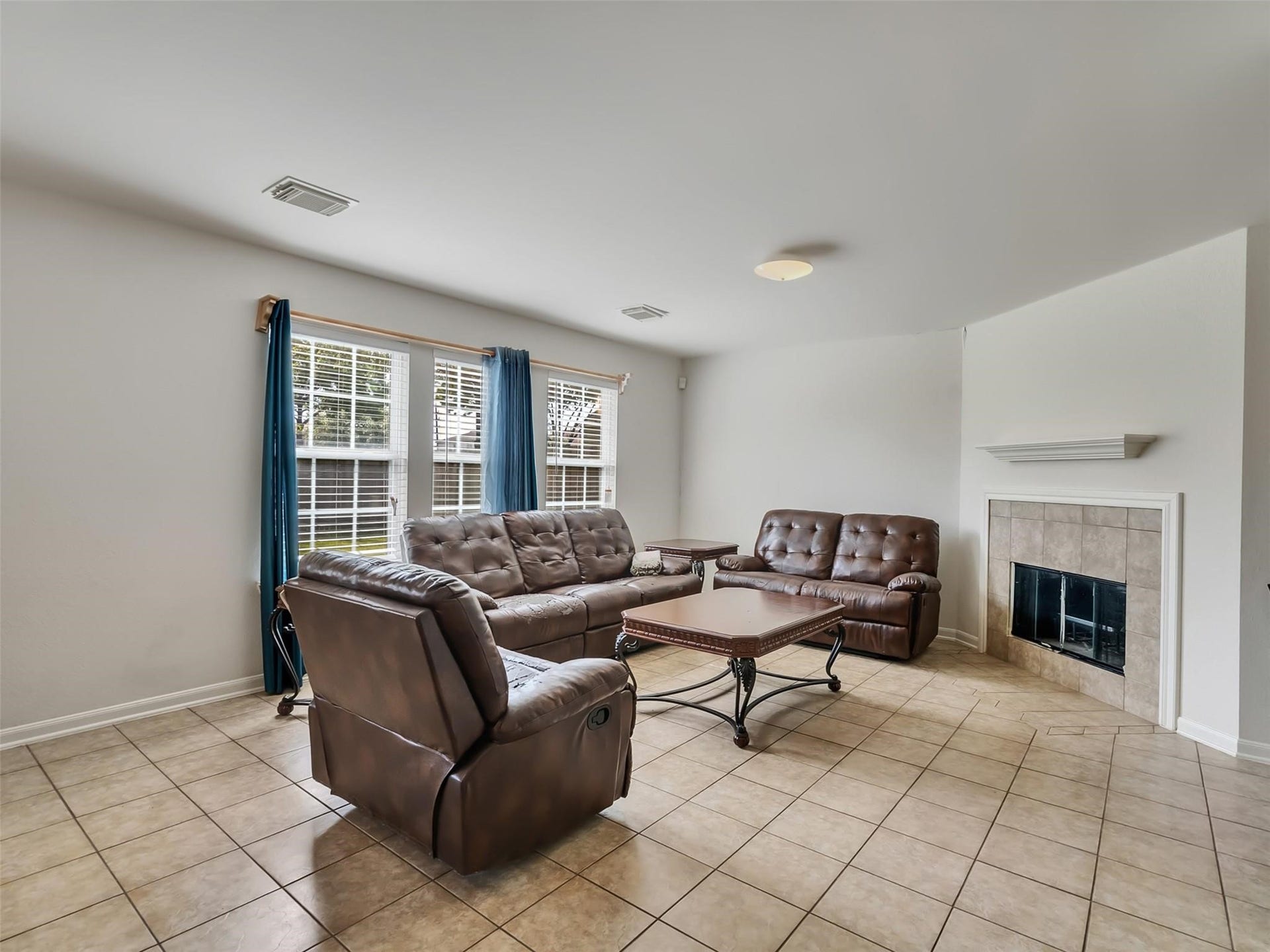 6902 Oleander Grove Way, Houston, TX 77049 6902 Oleander Grove Way, Houston, TX 77049