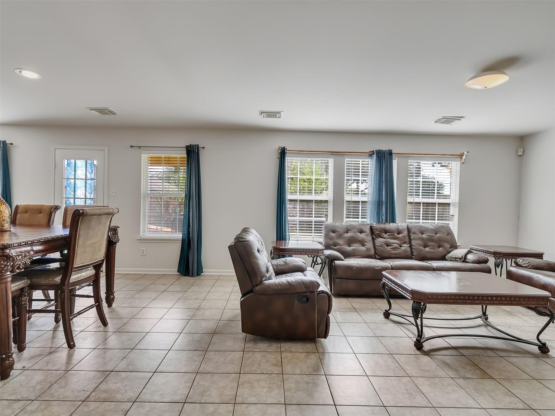 6902 Oleander Grove Way, Houston, TX 77049 6902 Oleander Grove Way, Houston, TX 77049
