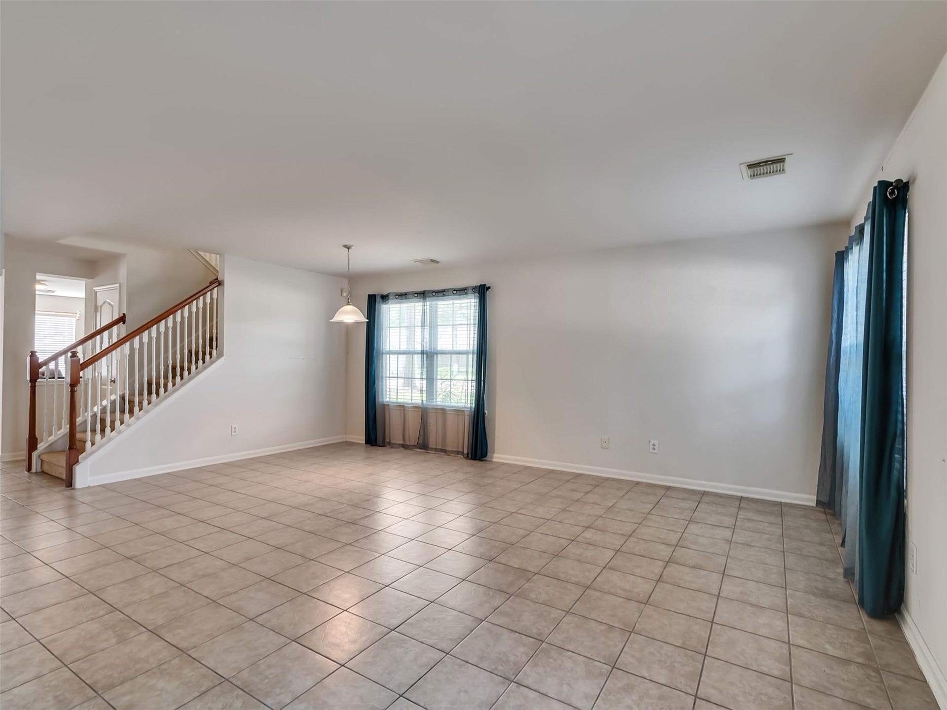 6902 Oleander Grove Way, Houston, TX 77049 Formal Living and Dinning area