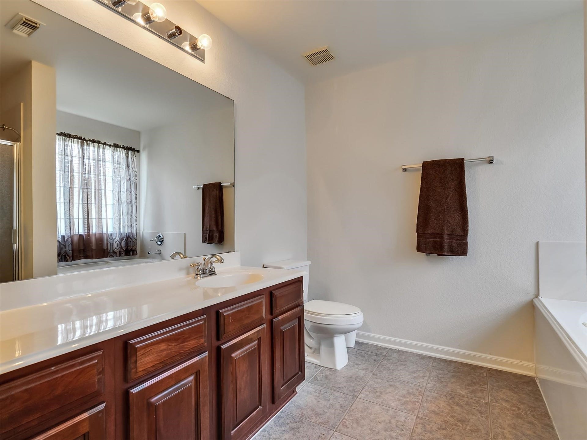 6902 Oleander Grove Way, Houston, TX 77049 1st FLOOR PRIMARY FULL BATH