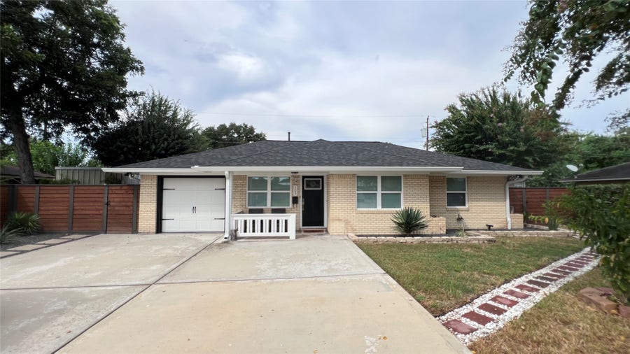Property photo for 105 E Rocky Creek Road, Houston, TX