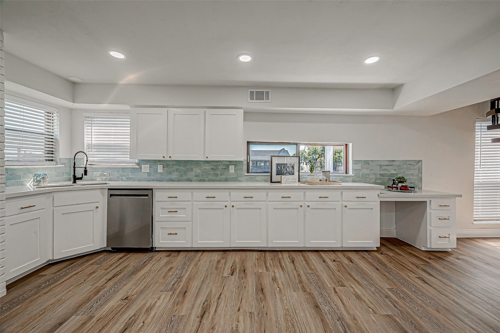 976 Bonita Street, Bayou Vista, TX 77563 976 Bonita Street, Bayou Vista, TX 77563