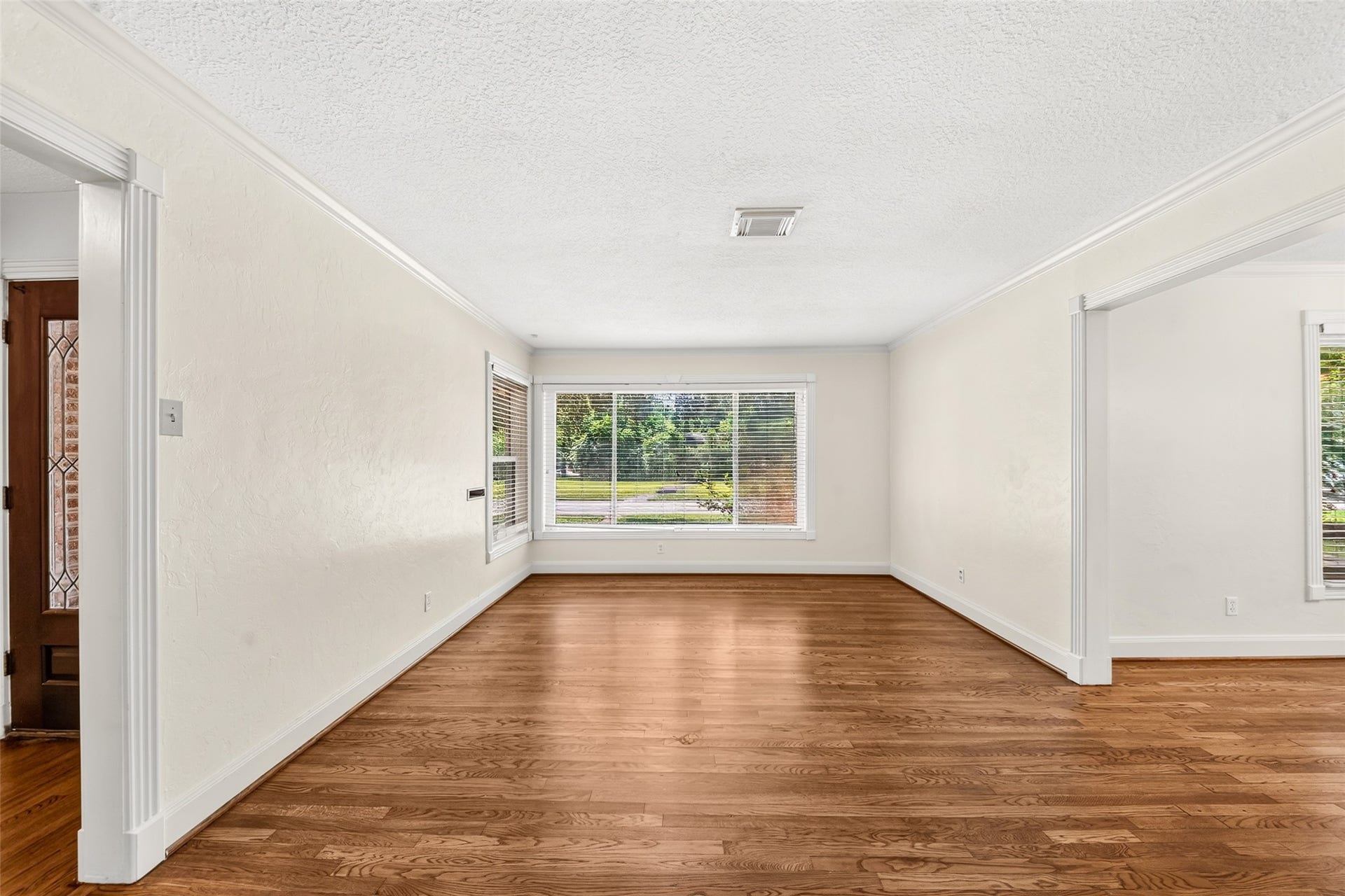 5262 Briarbend Drive, Houston, TX 77096 5262 Briarbend Drive, Houston, TX 77096