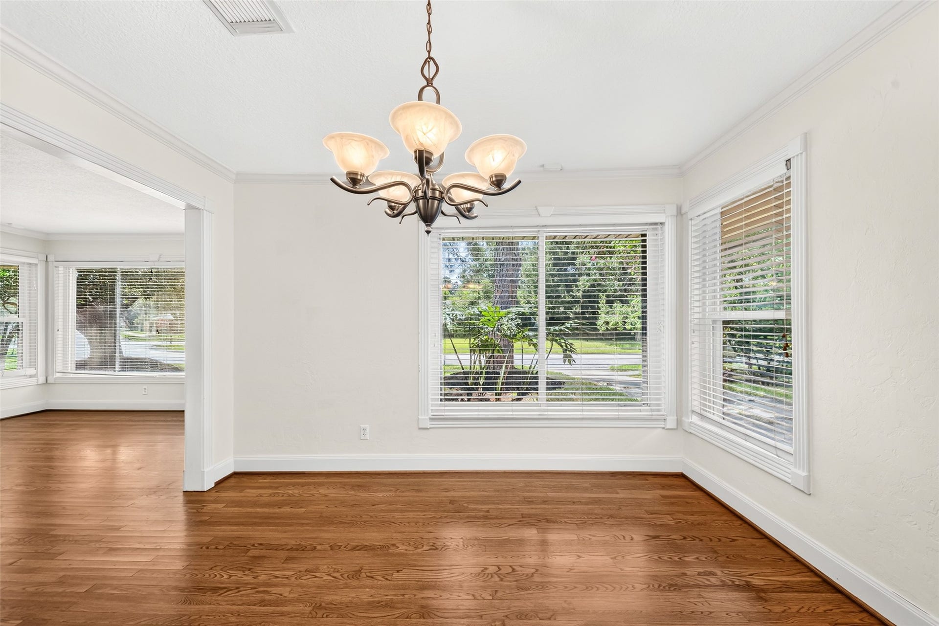 5262 Briarbend Drive, Houston, TX 77096 5262 Briarbend Drive, Houston, TX 77096