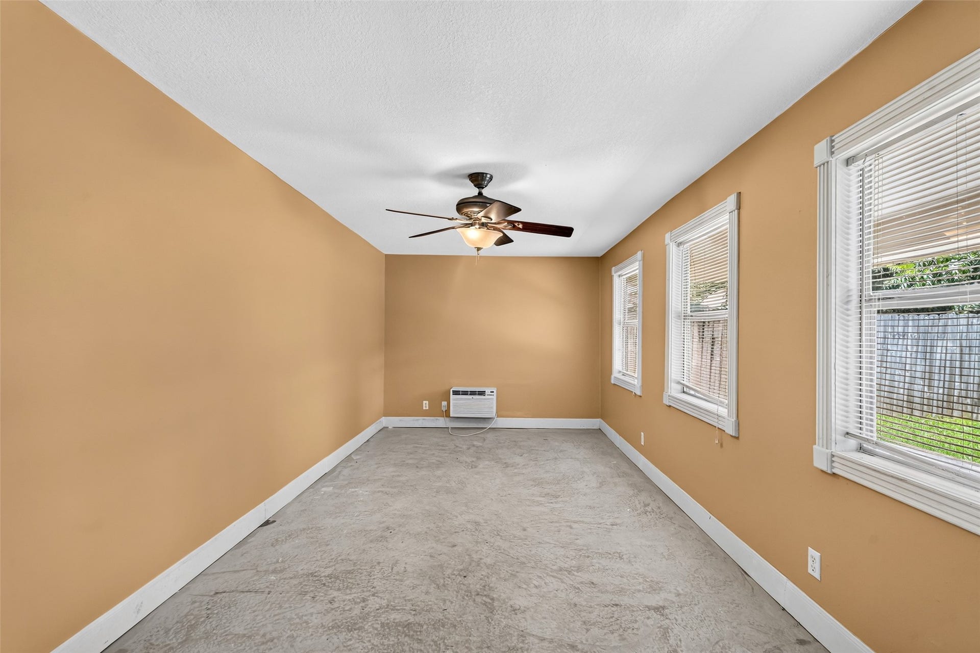 5262 Briarbend Drive, Houston, TX 77096 5262 Briarbend Drive, Houston, TX 77096