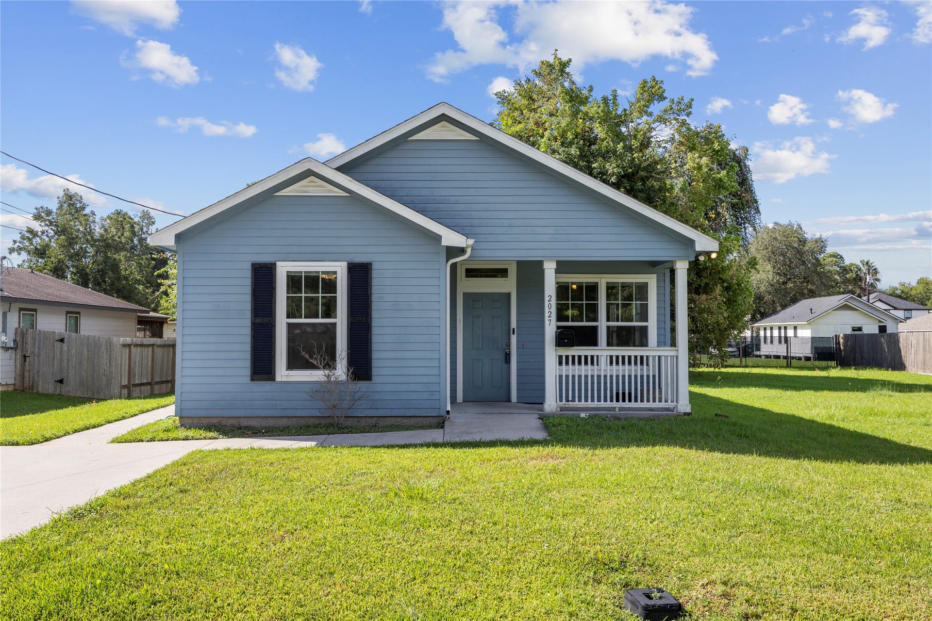 2027 Rosalee Street, La Marque, TX 77568 Welcome to 2027 Rosalee Streeta charming 2-bedroom, 2-bath home offering 1,386 square feet of living space, a covered front porch, and no HOA.
