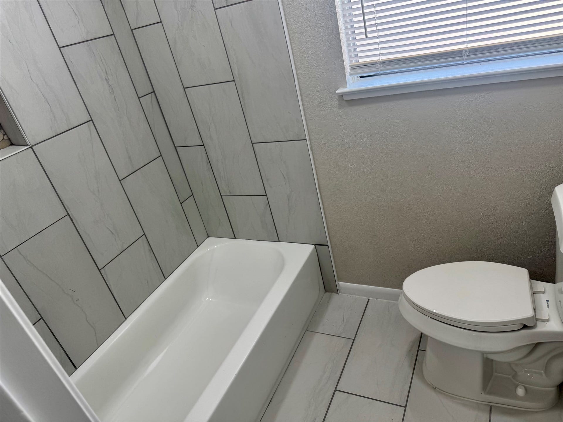 2718 Peach Lane, Pasadena, TX 77502 BATHROOM UP*