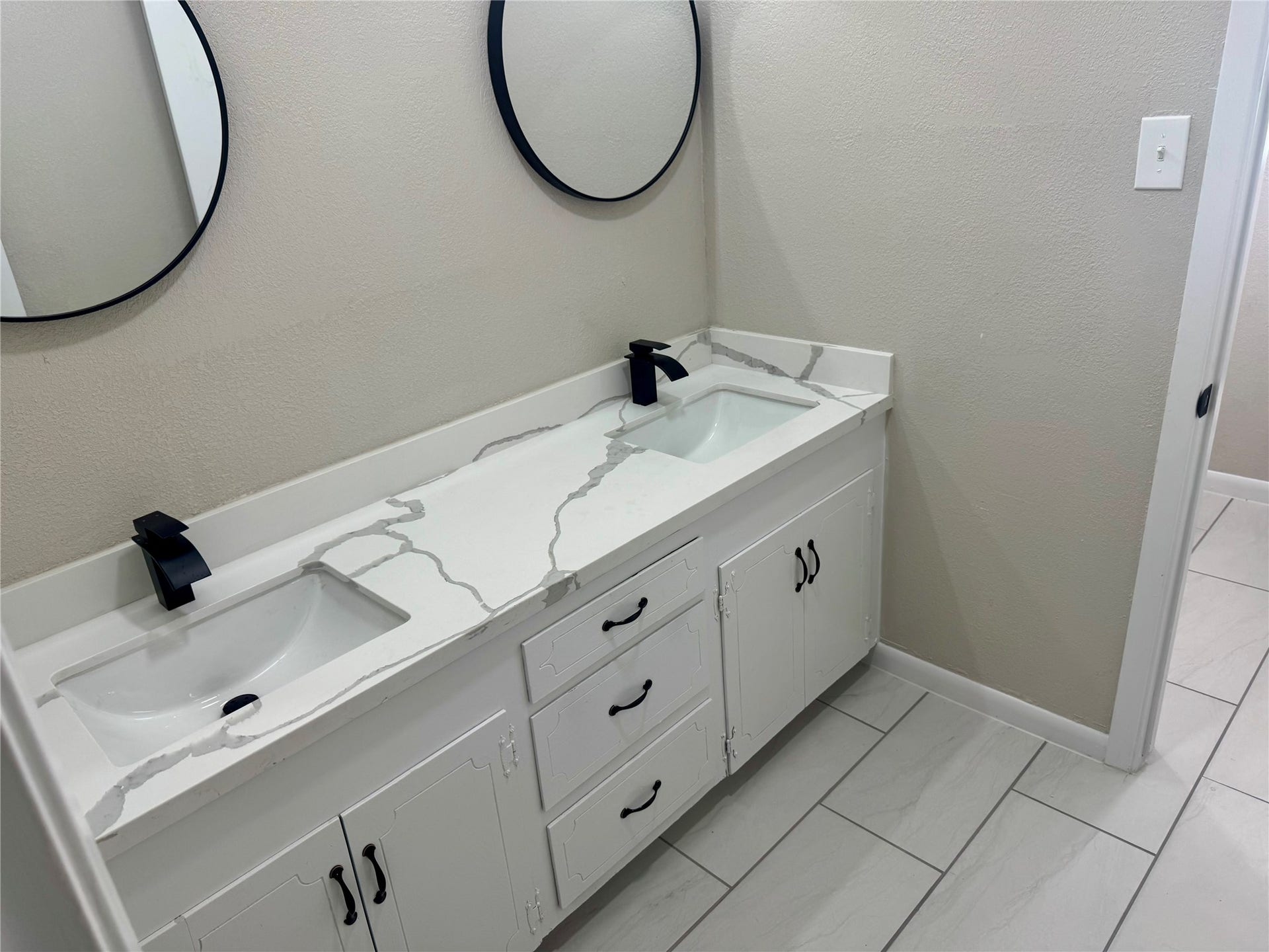 2718 Peach Lane, Pasadena, TX 77502 HALL BATHROOM UP*