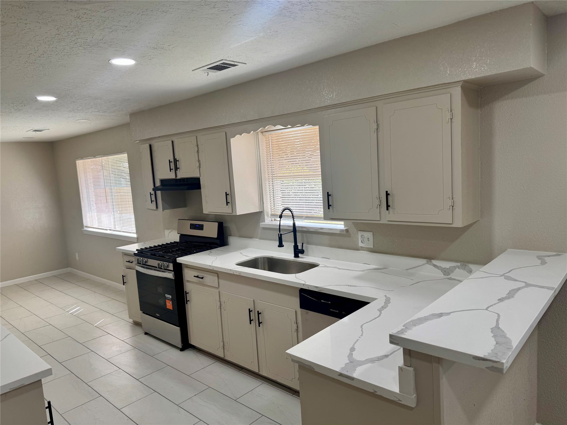 2718 Peach Lane, Pasadena, TX 77502 PORCELIAN FLOORS*