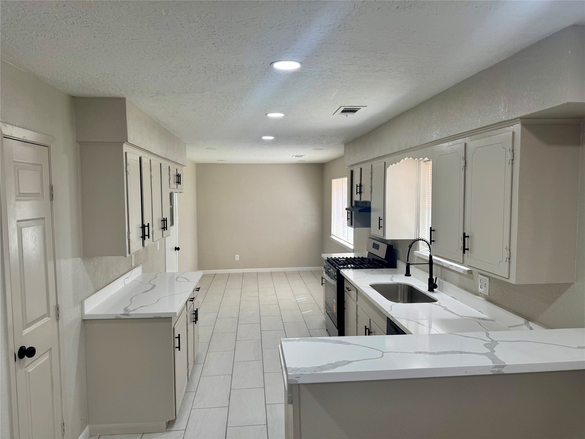 2718 Peach Lane, Pasadena, TX 77502 GRANITE COUNTER TOPS*