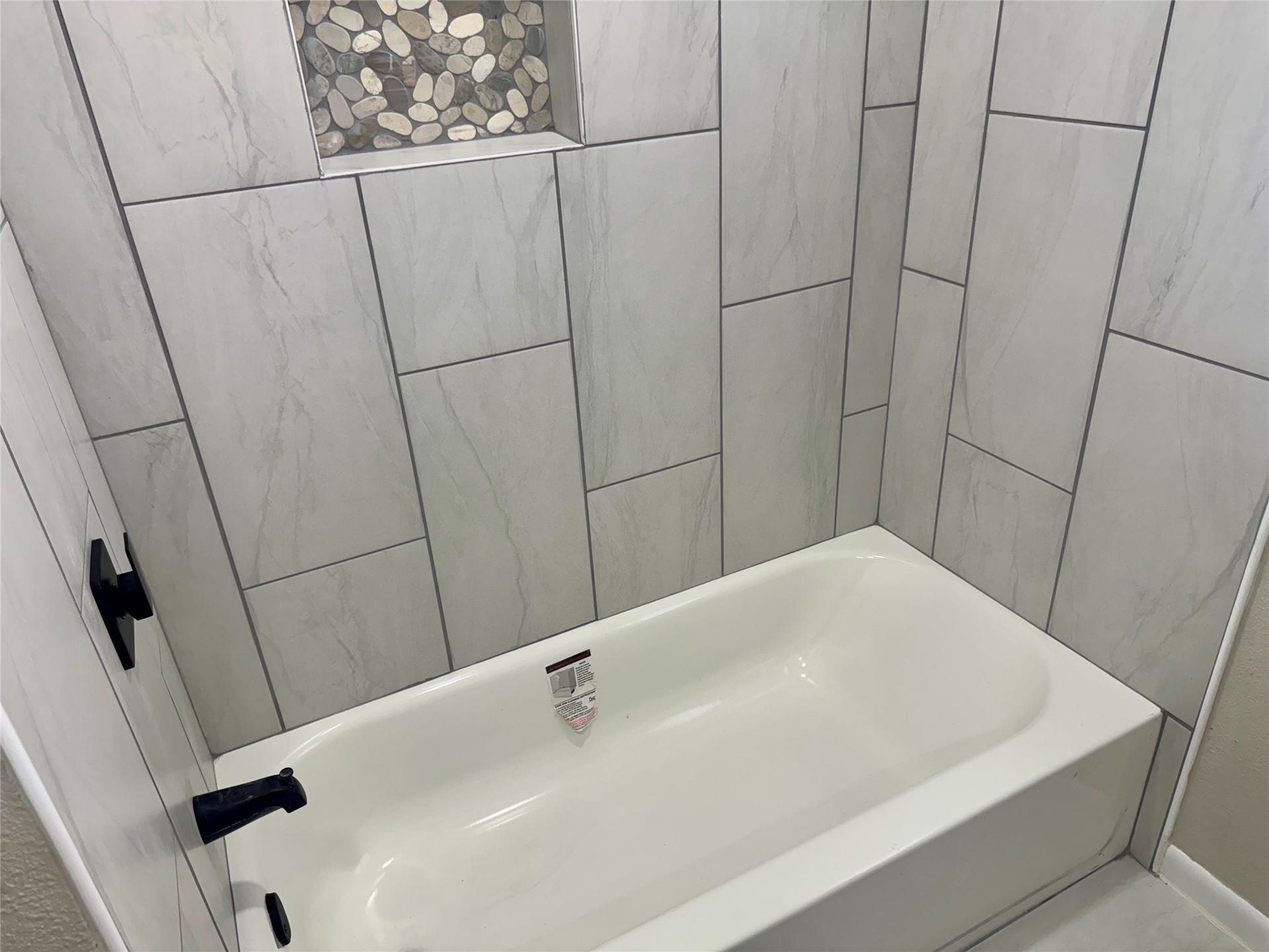 2718 Peach Lane, Pasadena, TX 77502 MASTER BATHROOM*