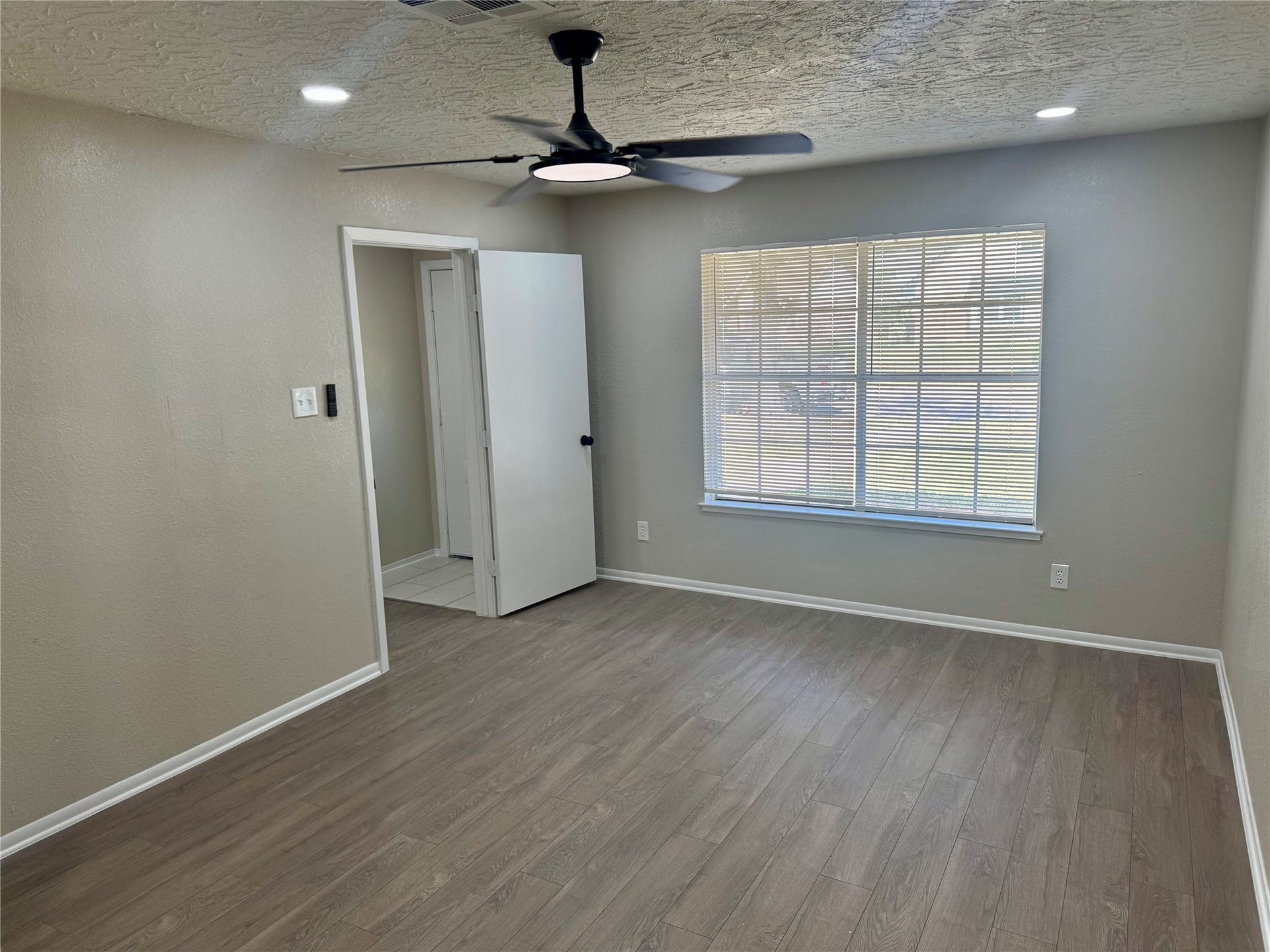 2718 Peach Lane, Pasadena, TX 77502 ENTRY BEDROOM OR ANOTHER FAMILY ROOM *