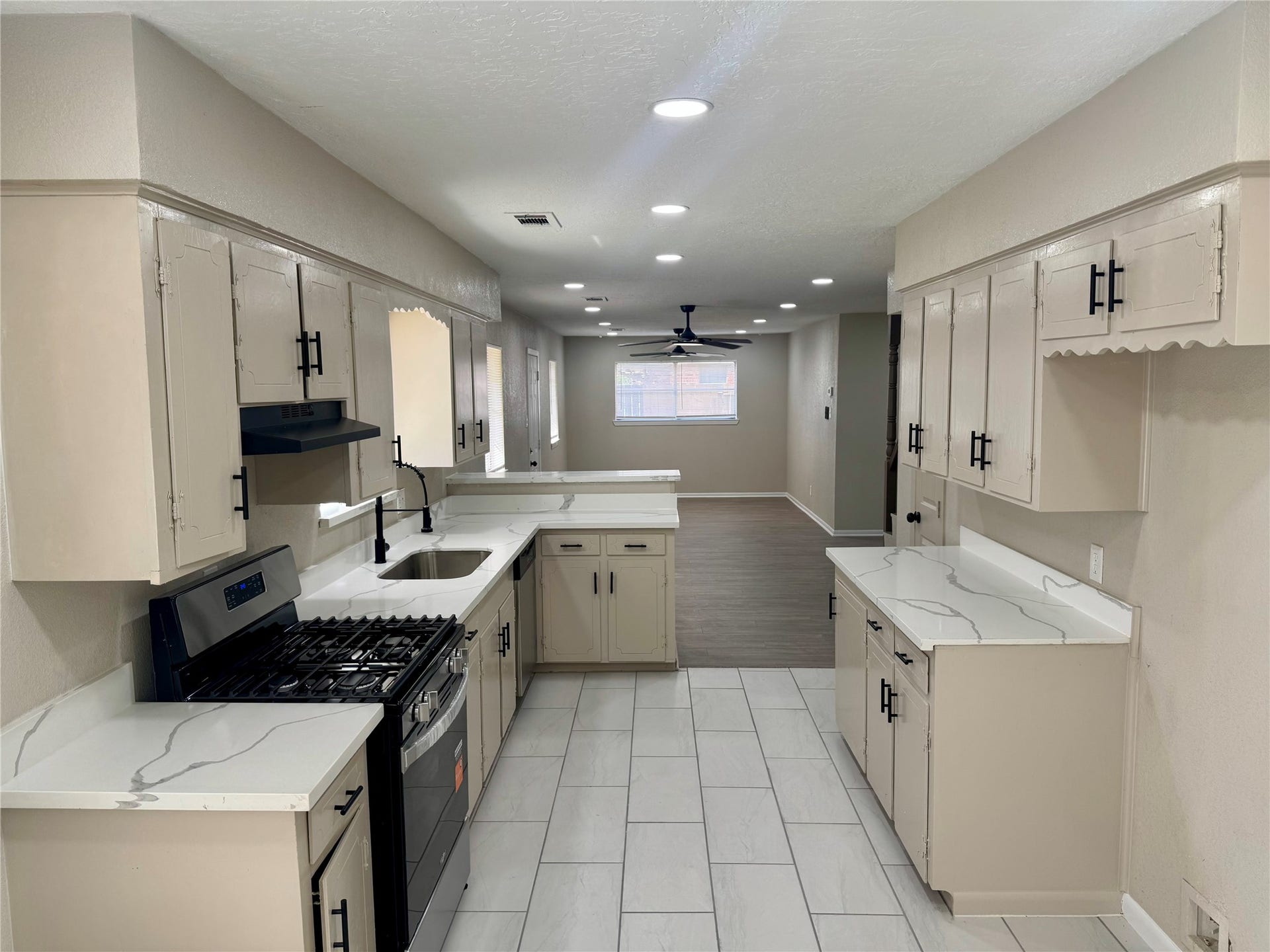 2718 Peach Lane, Pasadena, TX 77502 NEW GAS STOVE NEW DISHWASHER*