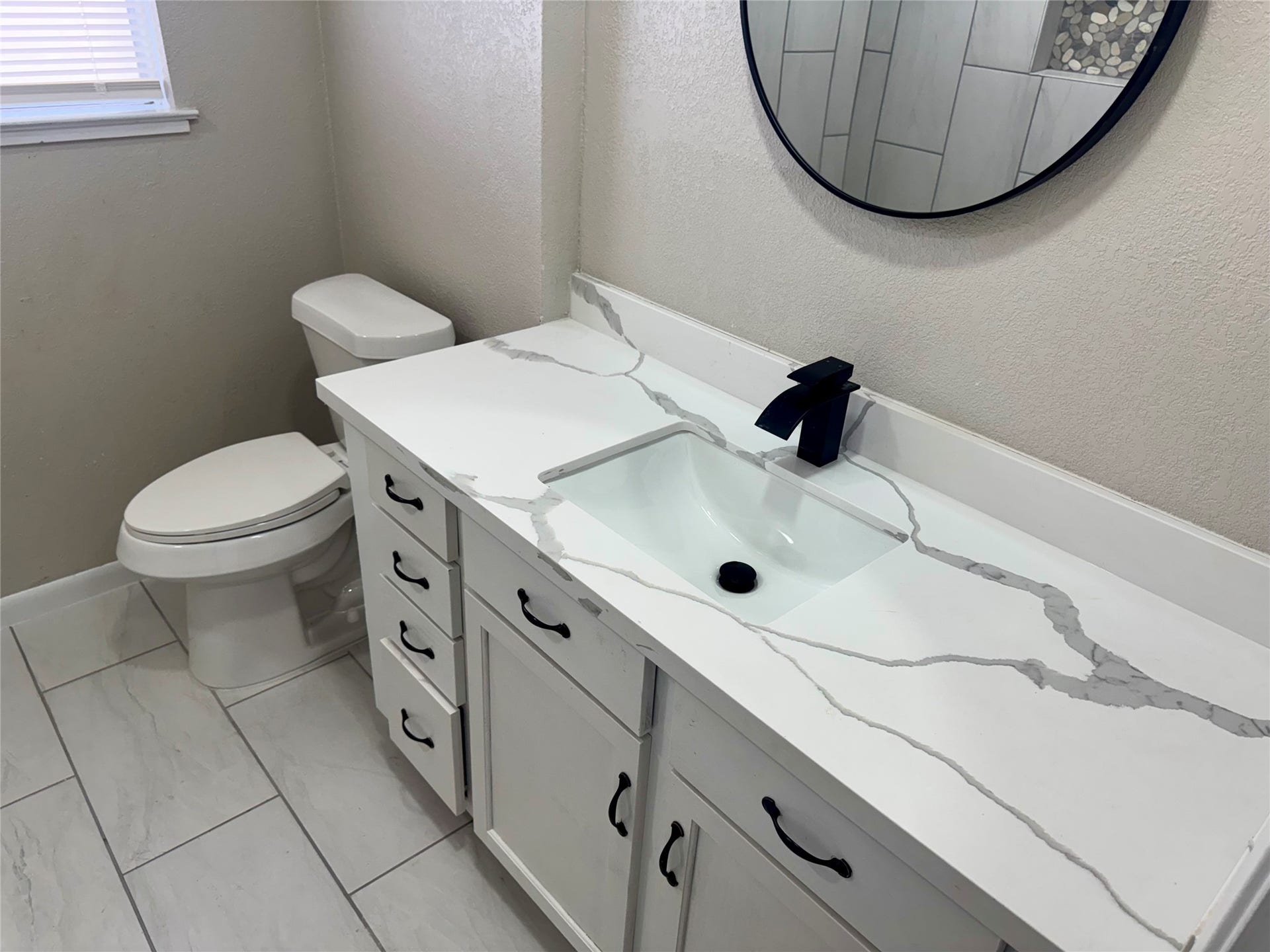 2718 Peach Lane, Pasadena, TX 77502 MASTER BATHROOM*