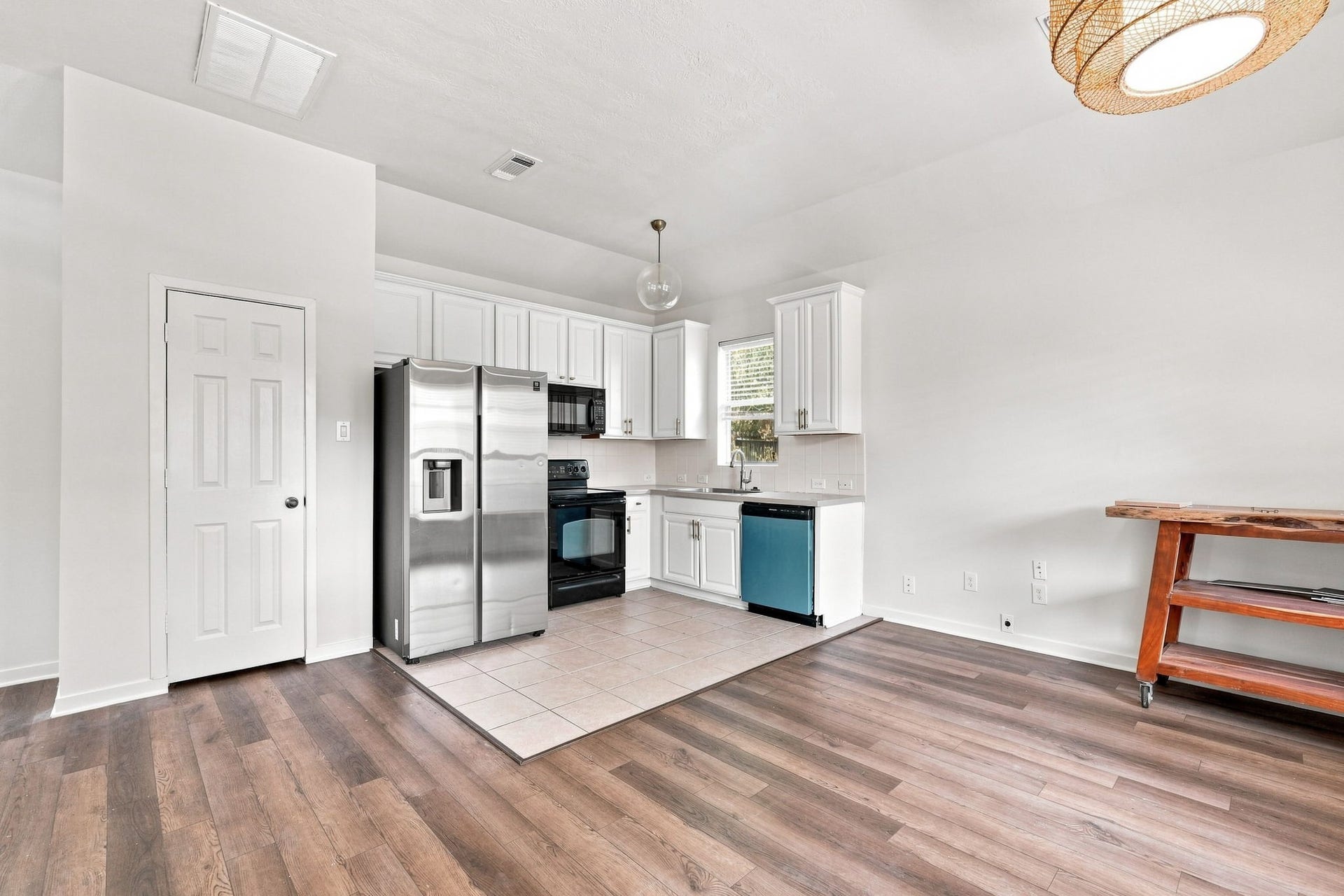 11510 Cypresswood Trail Drive, Houston, TX 77070 Casita family room and kitchen