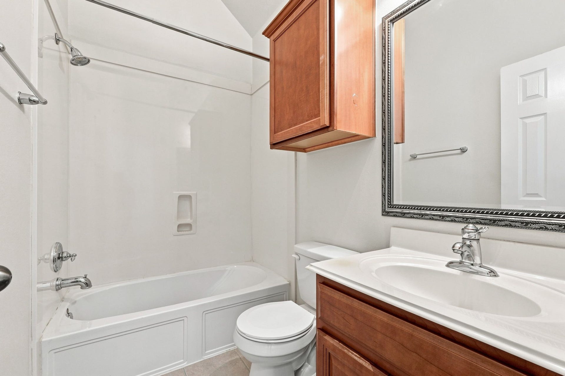 11510 Cypresswood Trail Drive, Houston, TX 77070 Casita full bathroom