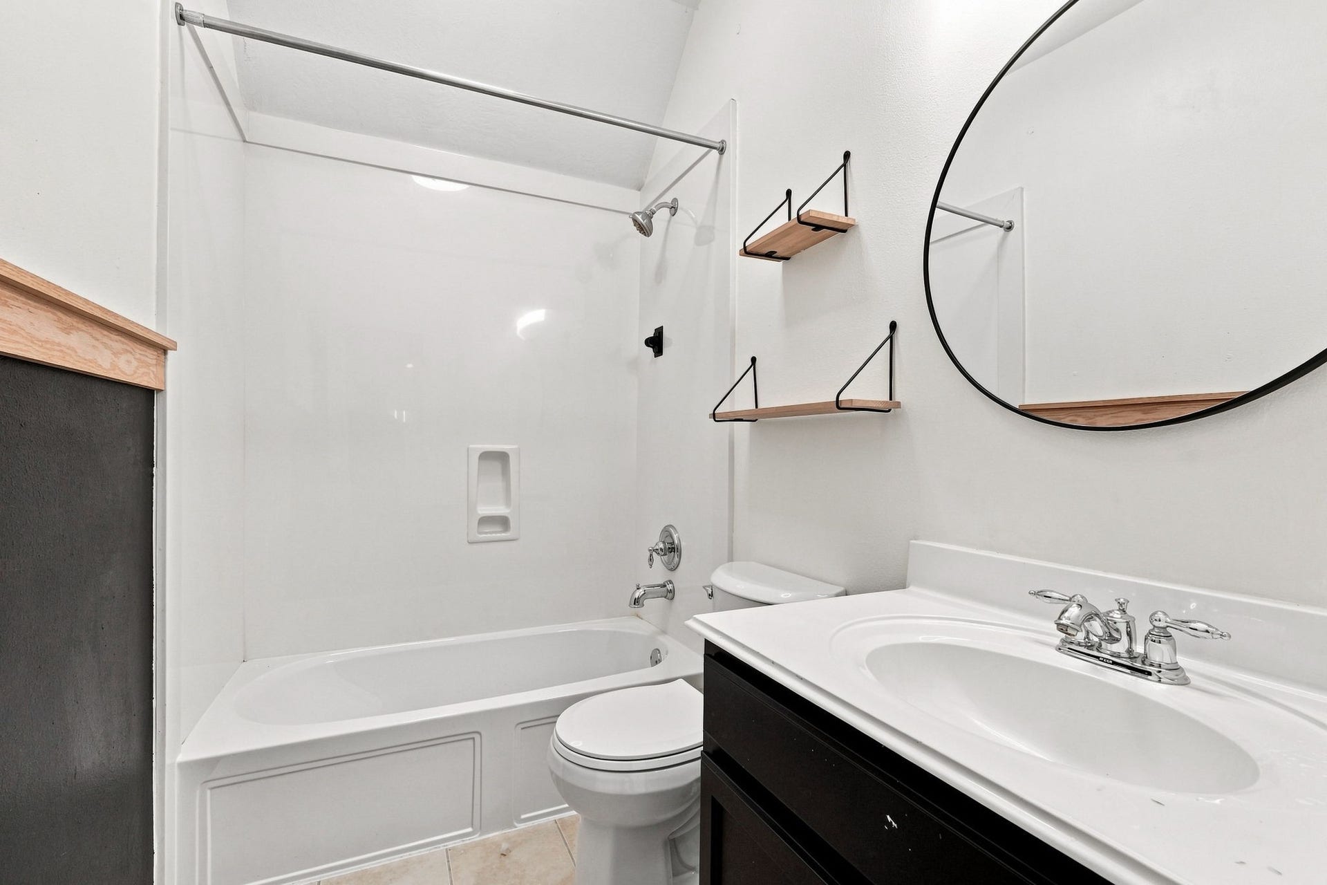 11510 Cypresswood Trail Drive, Houston, TX 77070 Secondary full bath upstairs