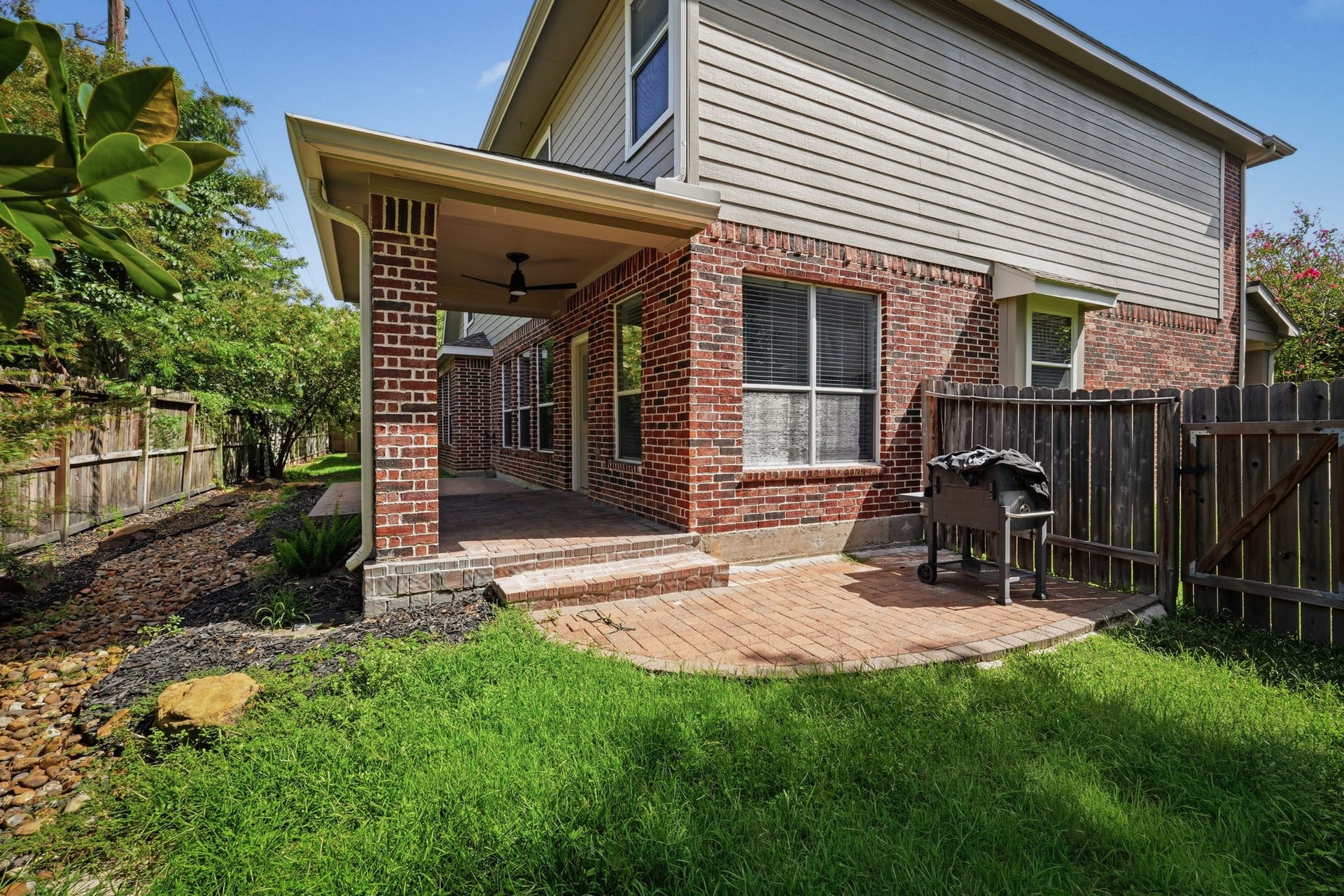 11510 Cypresswood Trail Drive, Houston, TX 77070 Main home side yard and patio