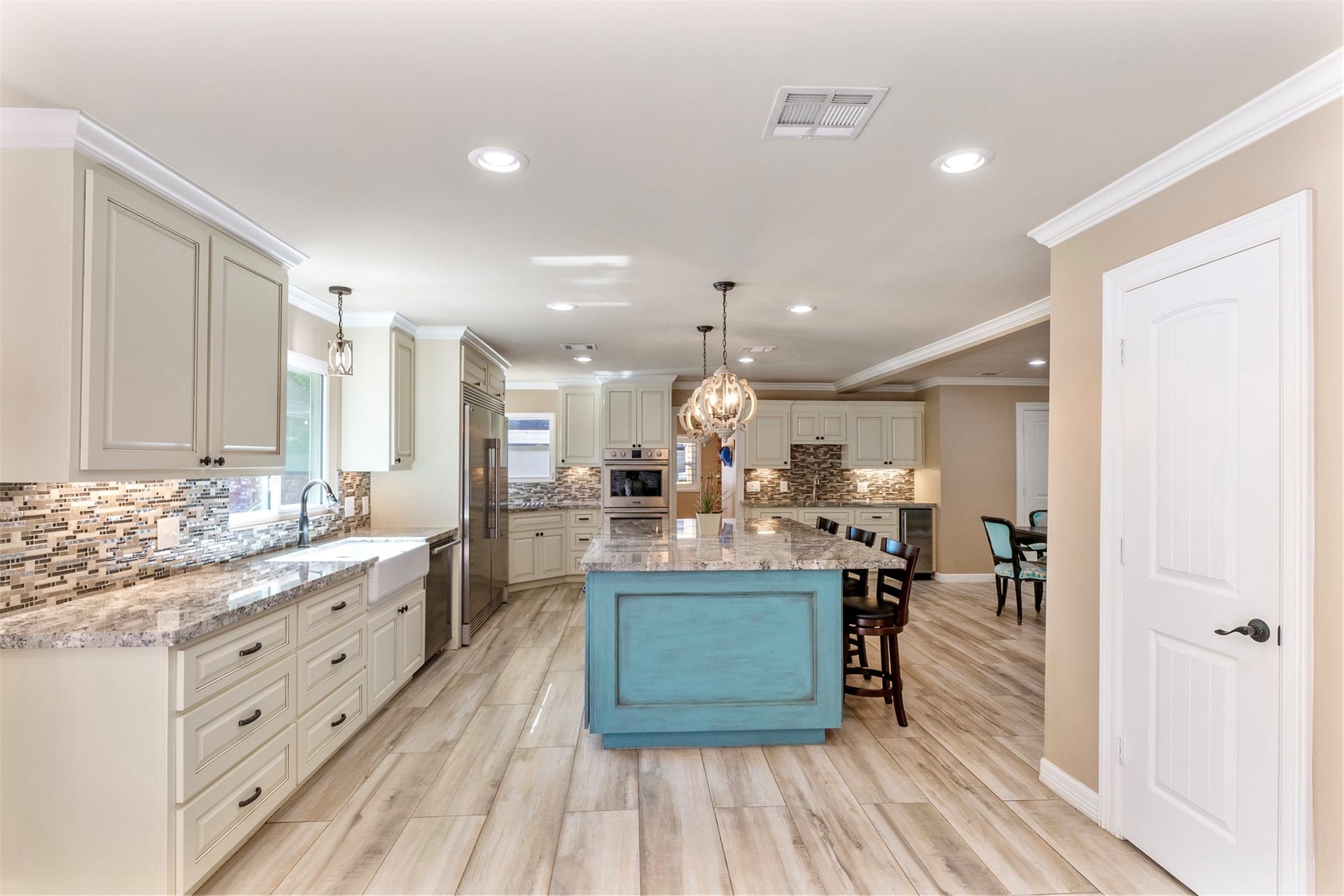 109 Riverbrook Drive, Conroe, TX 77385 Oversized kitchen island