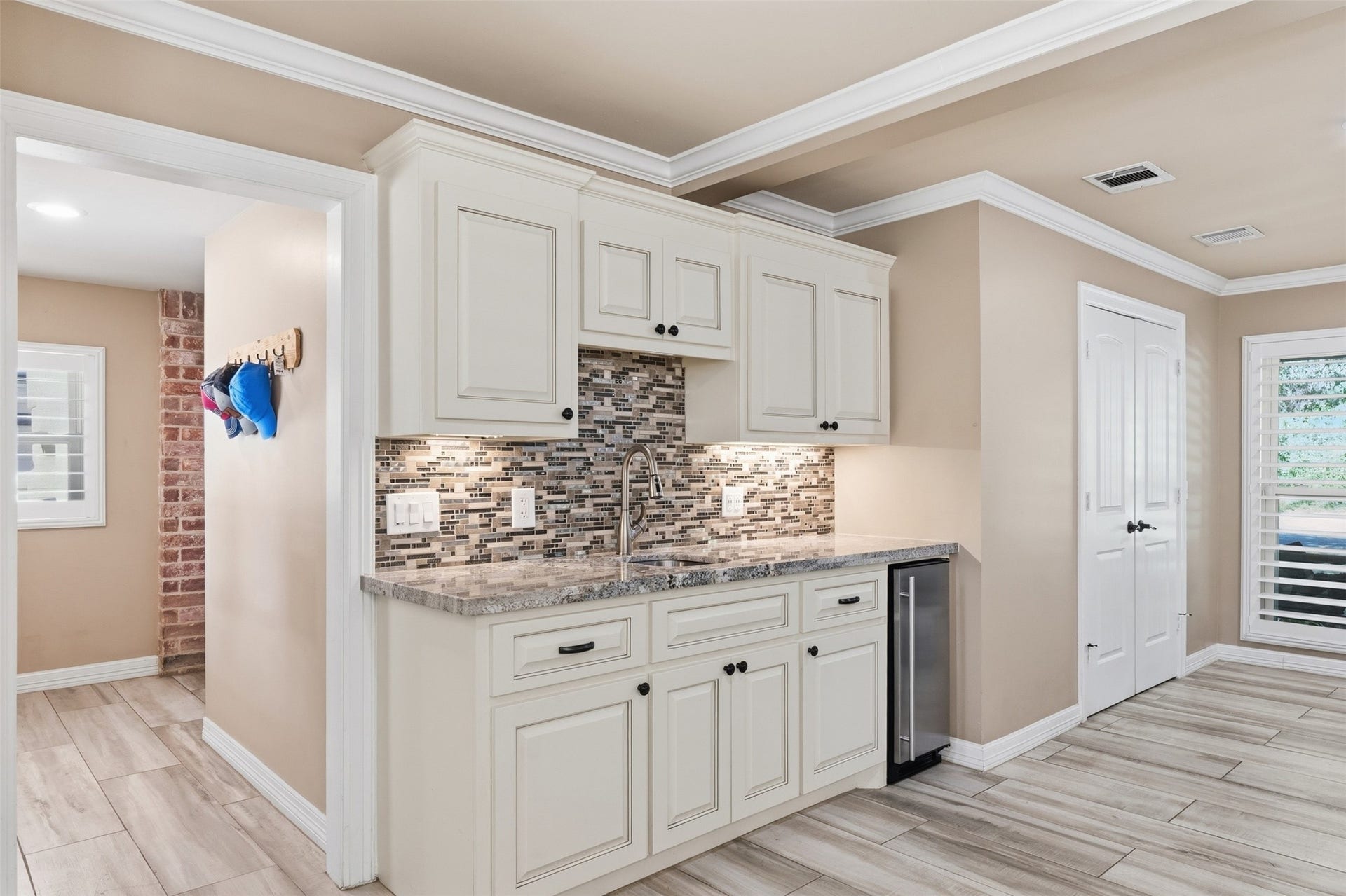 109 Riverbrook Drive, Conroe, TX 77385 Coffee or Beverage bar with a mini frig