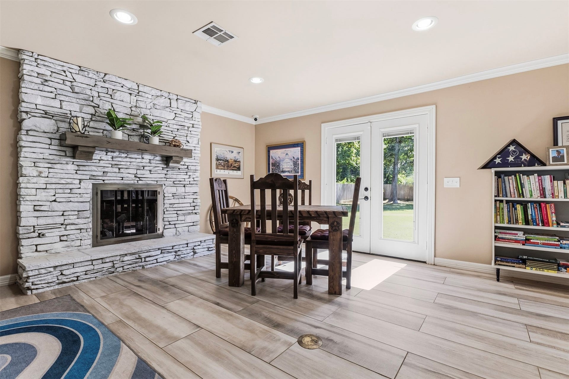 109 Riverbrook Drive, Conroe, TX 77385 Gas fireplace