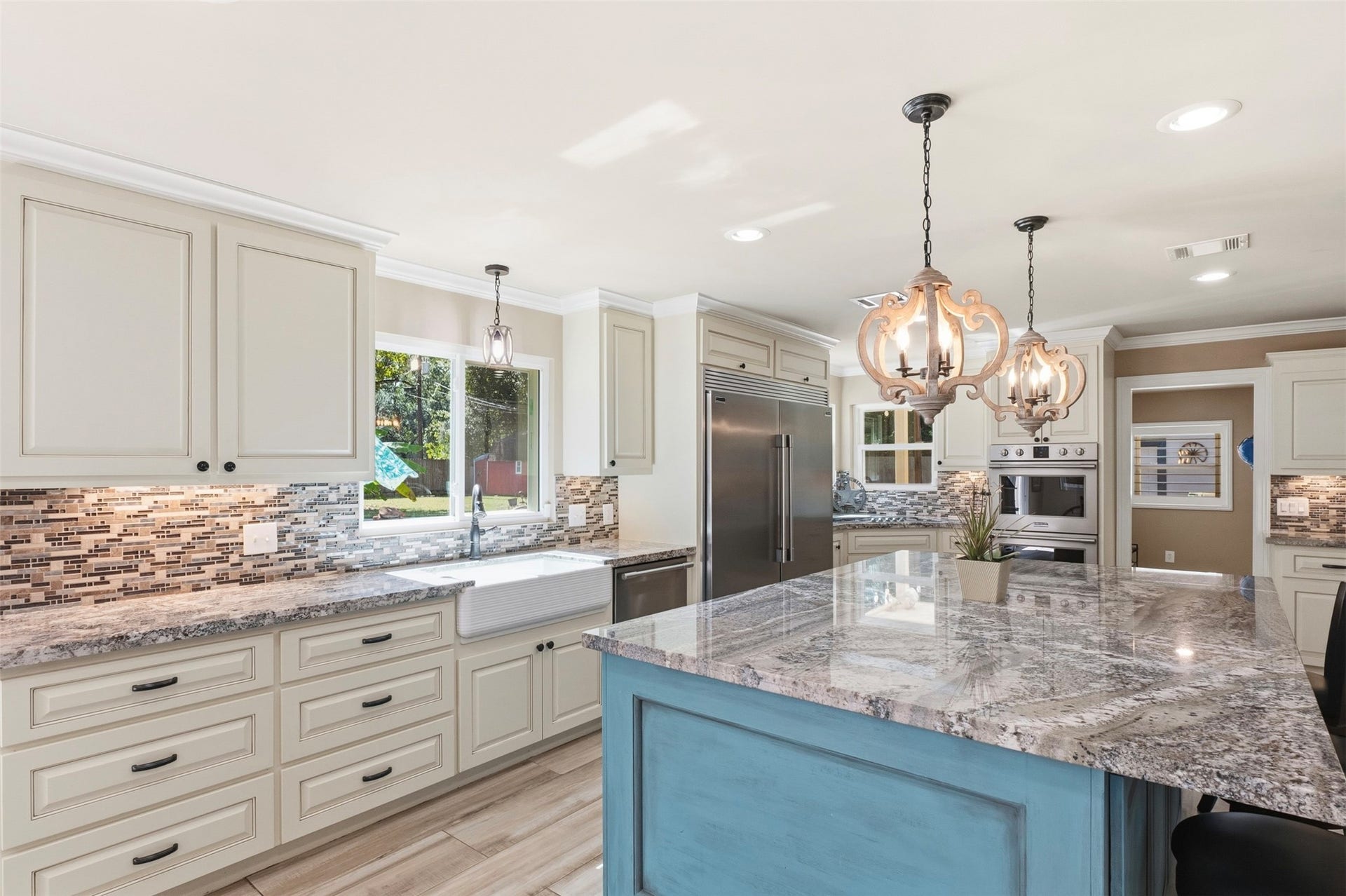 109 Riverbrook Drive, Conroe, TX 77385 Custom cabinets, granite countertops