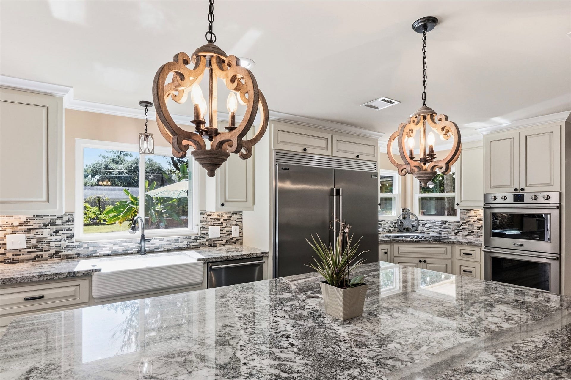 109 Riverbrook Drive, Conroe, TX 77385 Custom lighting