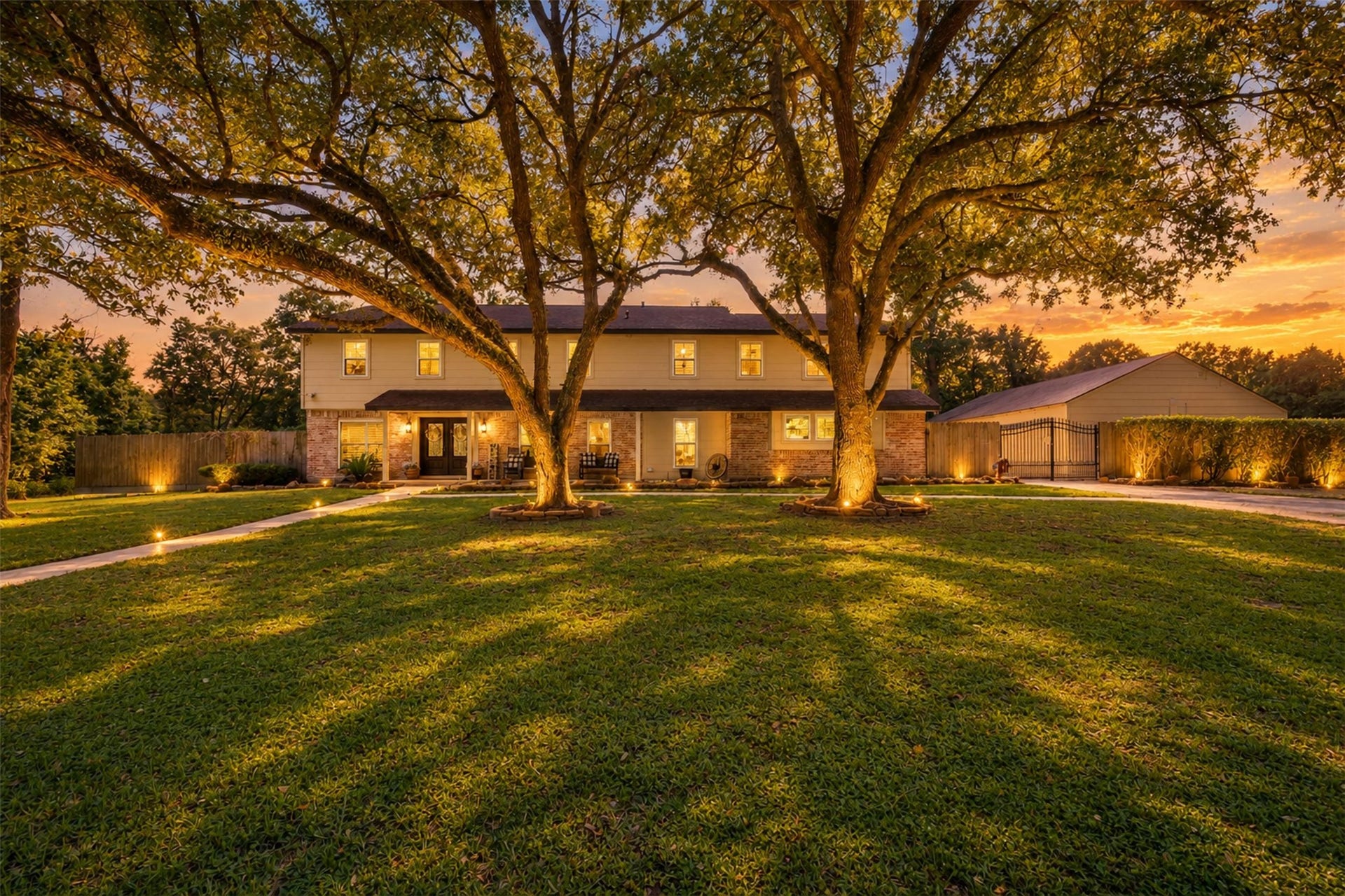 109 Riverbrook Drive, Conroe, TX 77385 Night lighting