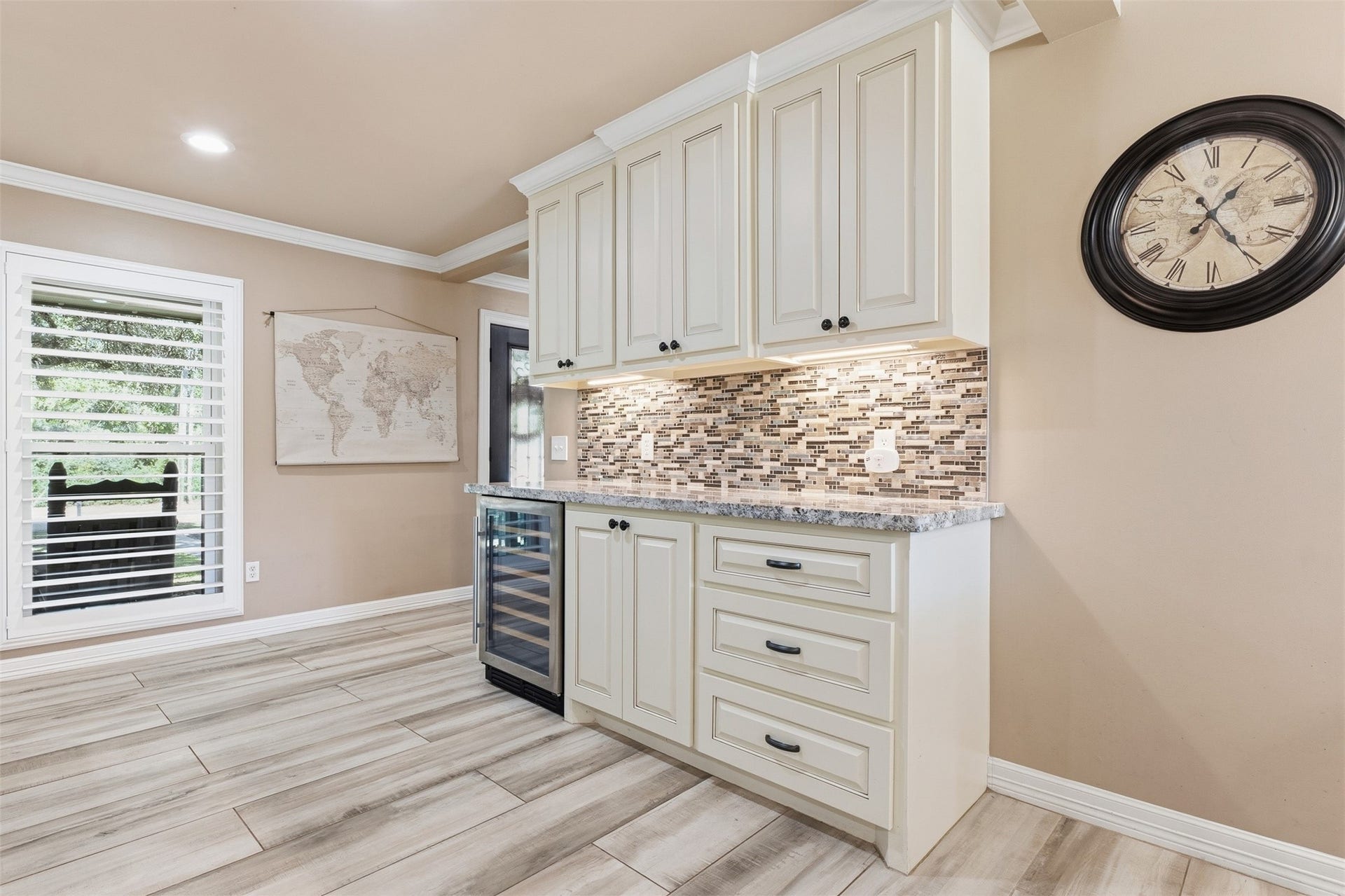 109 Riverbrook Drive, Conroe, TX 77385 Another beverage bar with a wine cooler