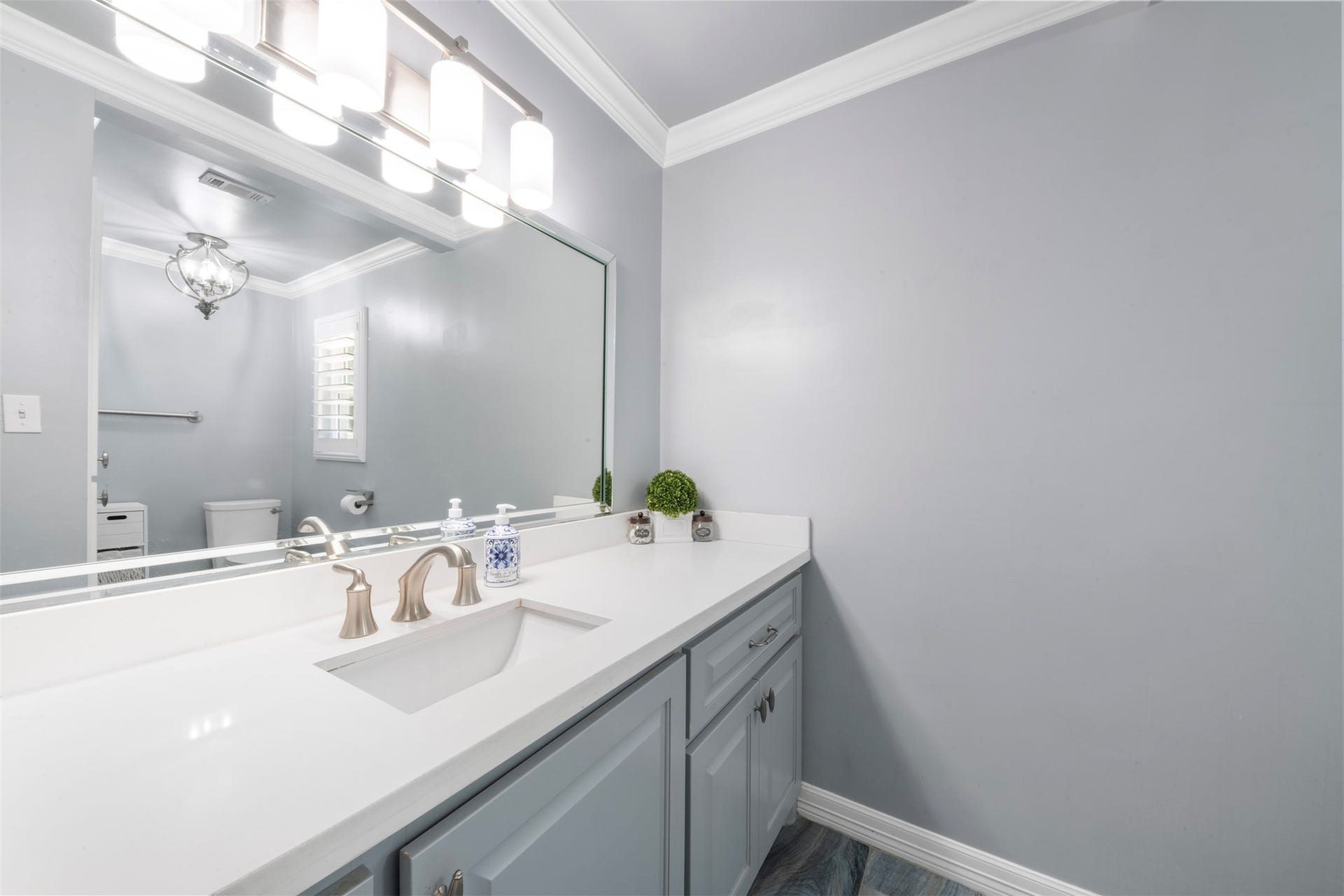 109 Riverbrook Drive, Conroe, TX 77385 Secondary full bathroom