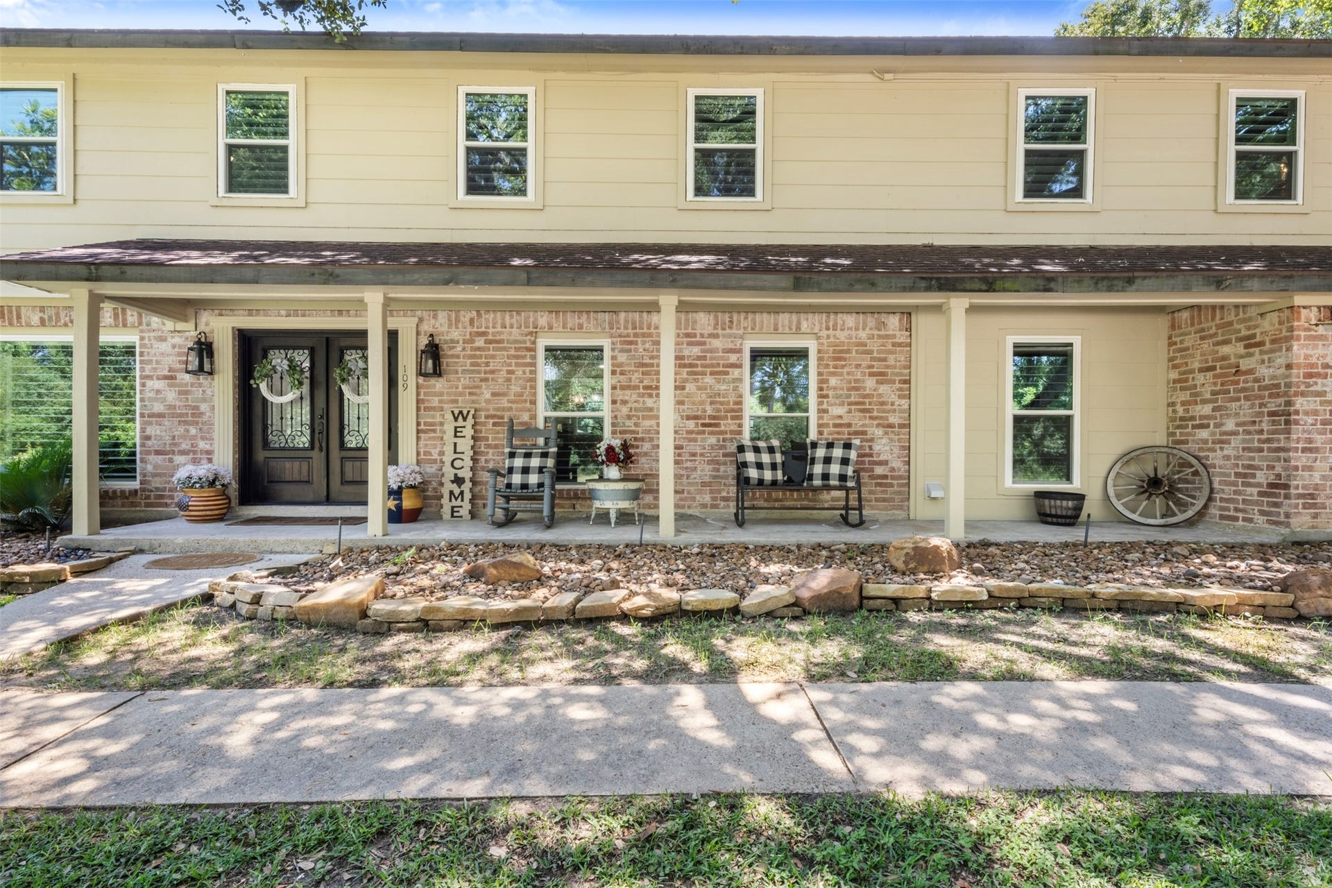 109 Riverbrook Drive, Conroe, TX 77385 Front porch living