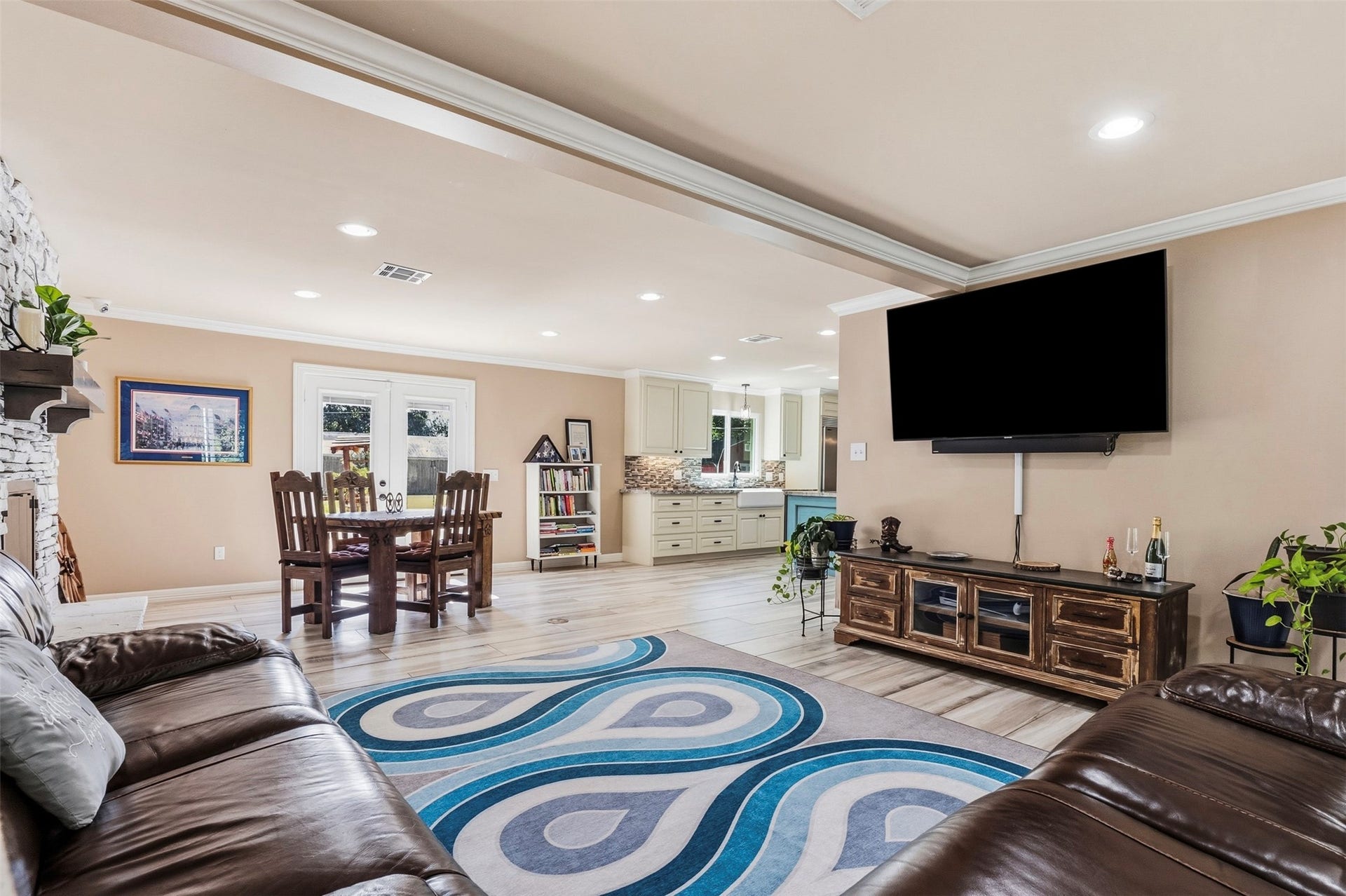 109 Riverbrook Drive, Conroe, TX 77385 Family room adjoining dining space