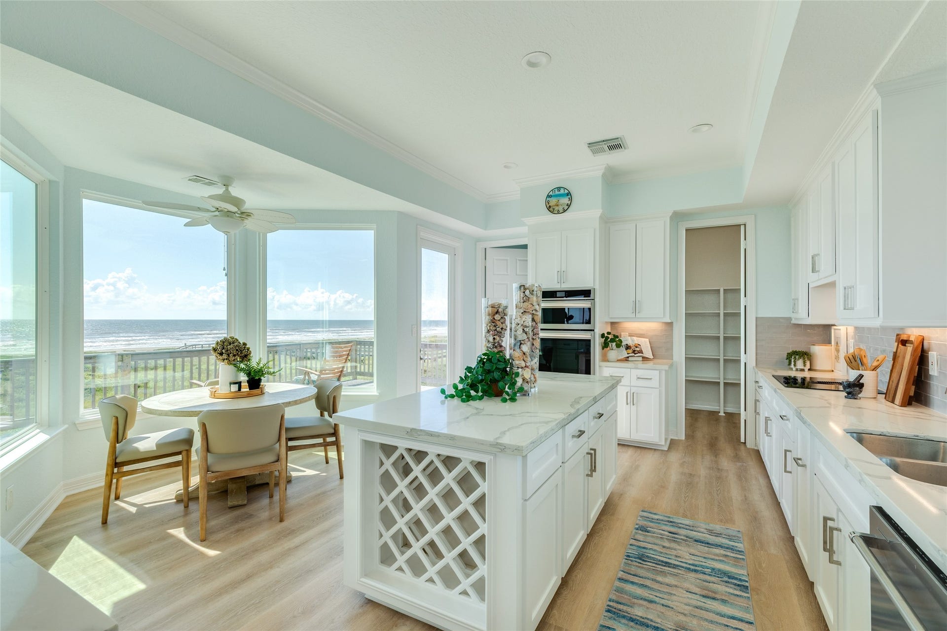 20911 W Sand Hill Drive, Galveston, TX 77554 Spacious kitchen with a breakfast nook in front of the bay window