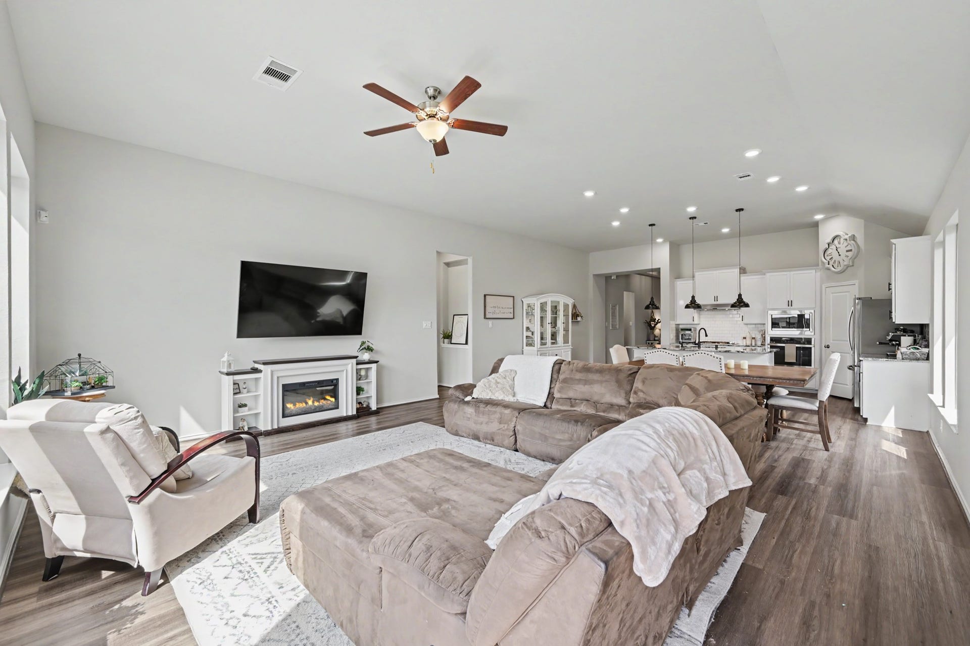 32034 August Woods Way, Conroe, TX 77385 Plenty of room for the largest of furniture