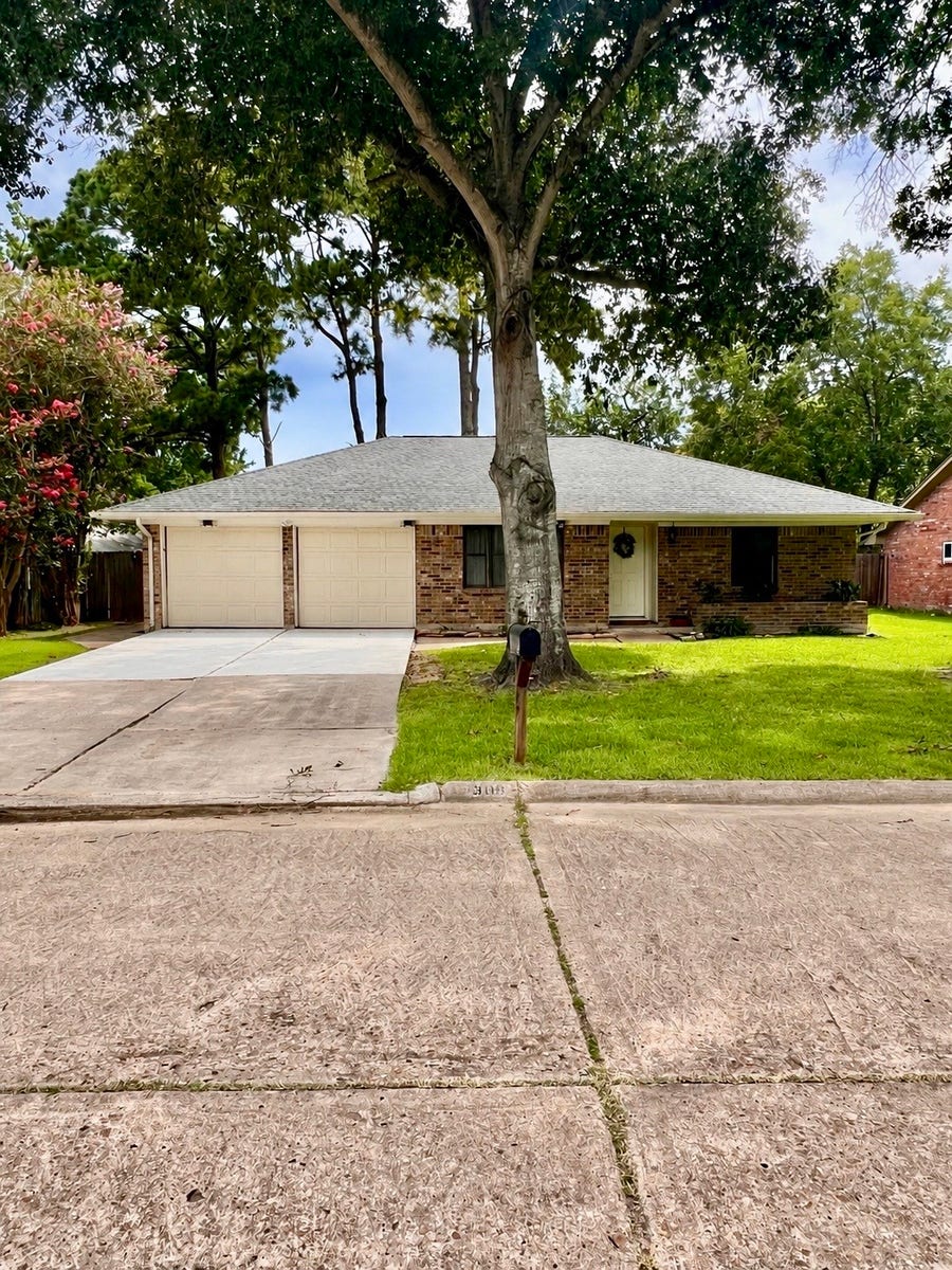 Property photo for 308 Moody Avenue, League City, TX